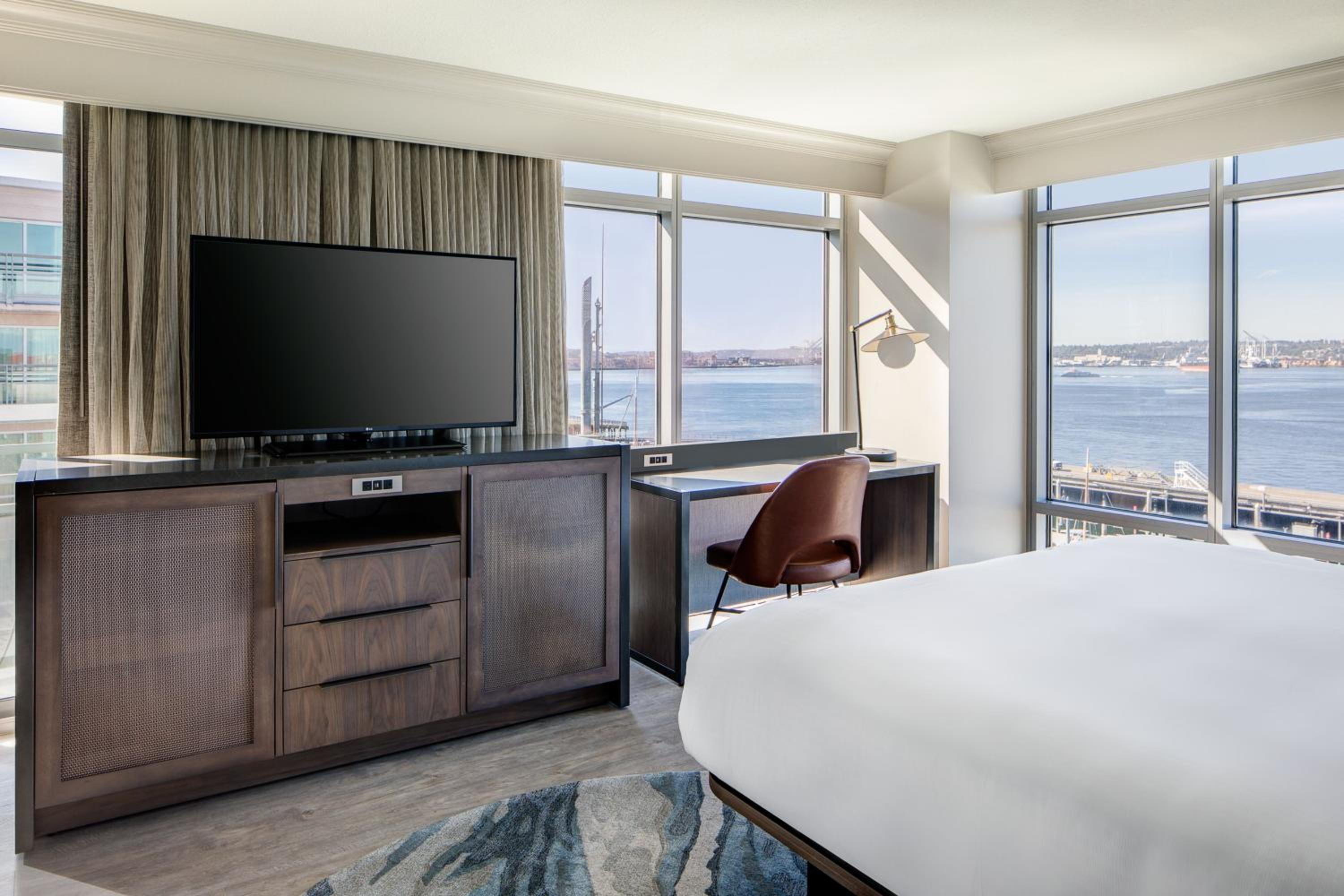 Larger Guest room, 1 King, Panoramic view, Corner room - Photo 8