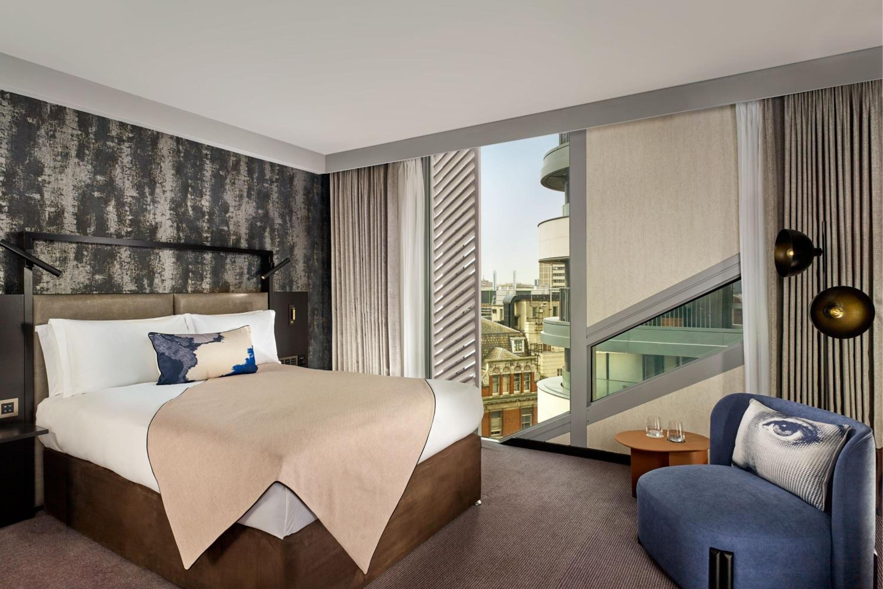 Anything But Standard, Guest room, Queen, City view thumbnail 5