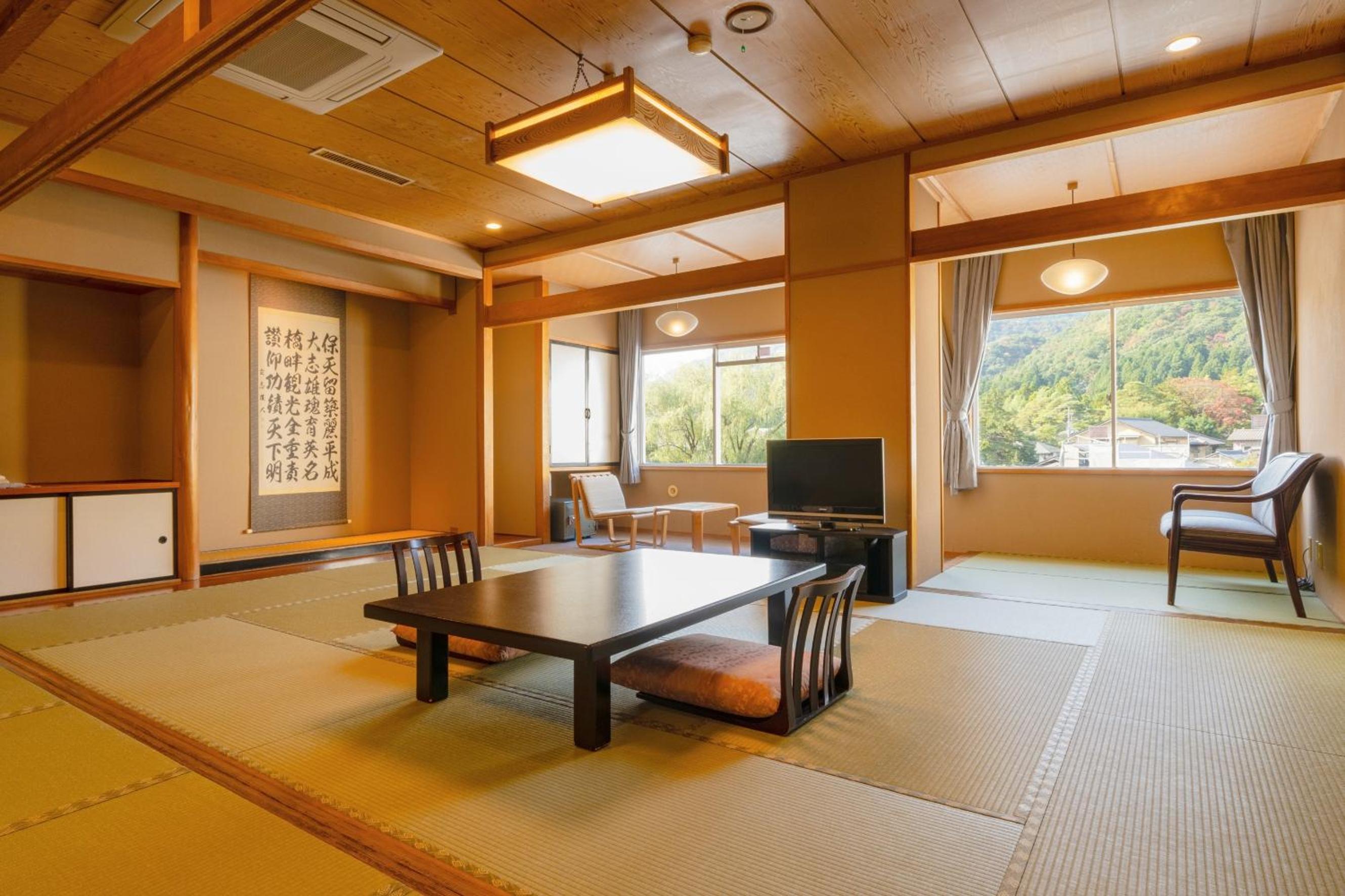 Superior Family Room photo 2