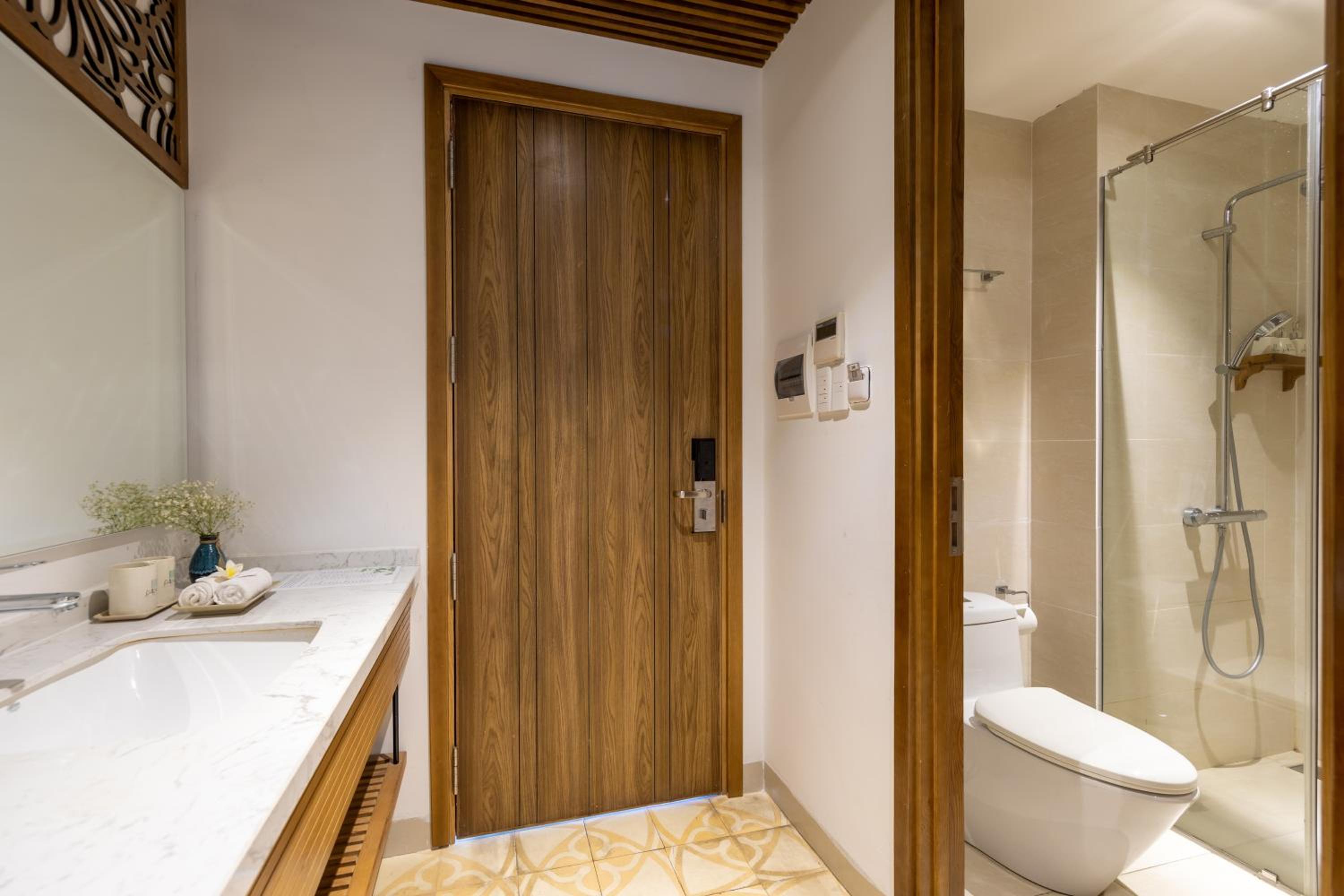 Deluxe Double Room with Balcony and Pool View - Photo 11