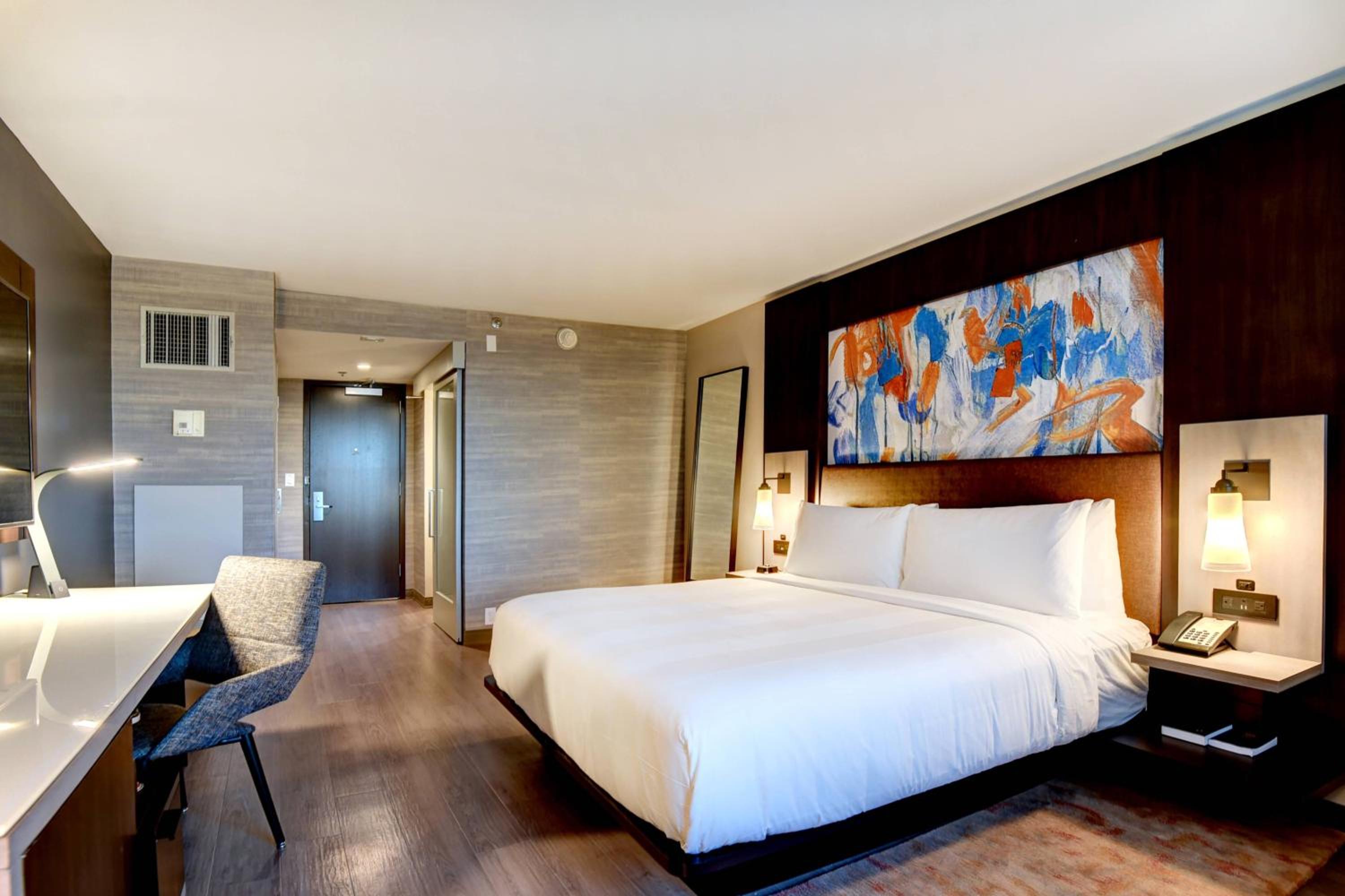 King Room with Sofa Bed - Photo 3