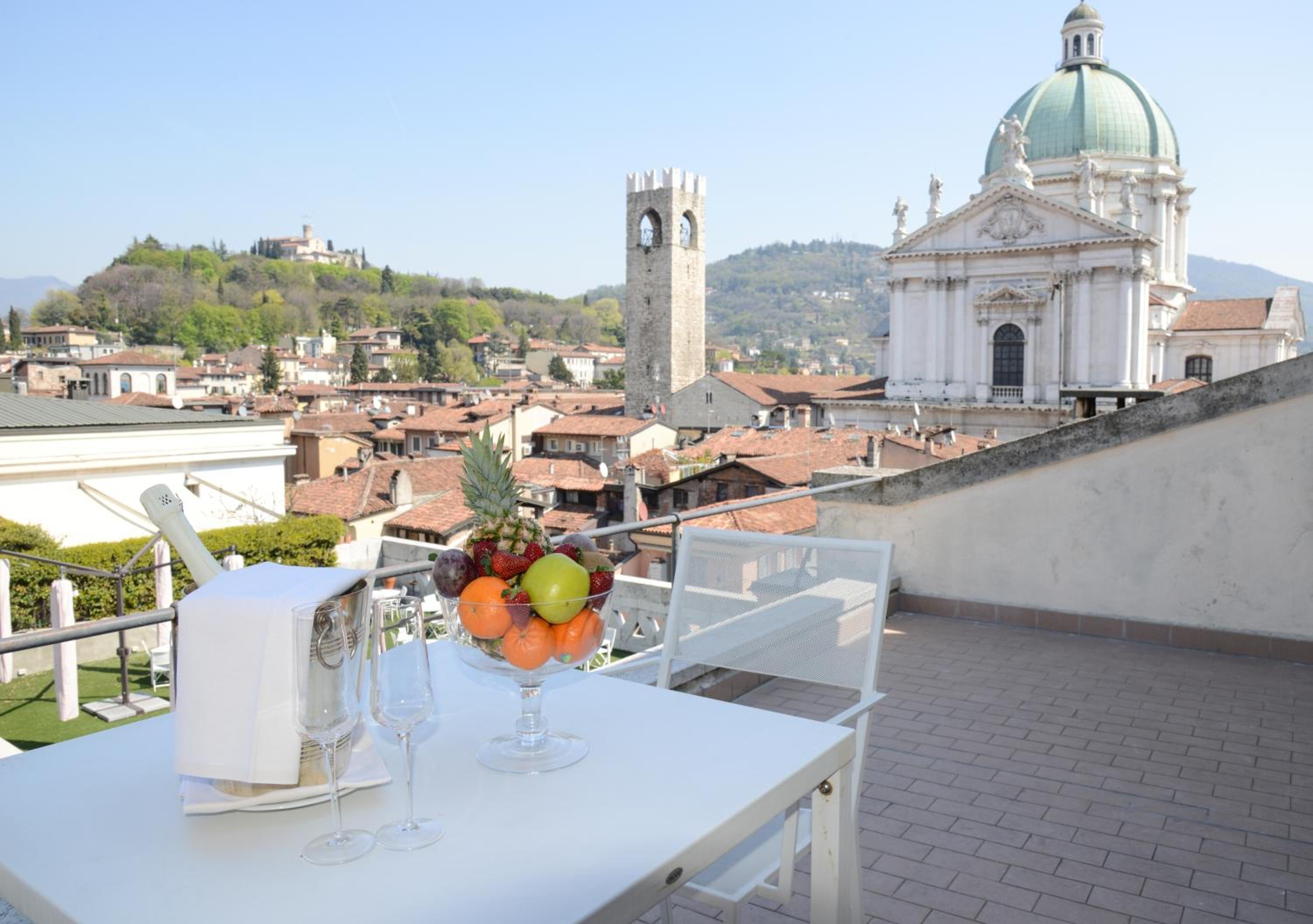 Suite with City View - Photo 8