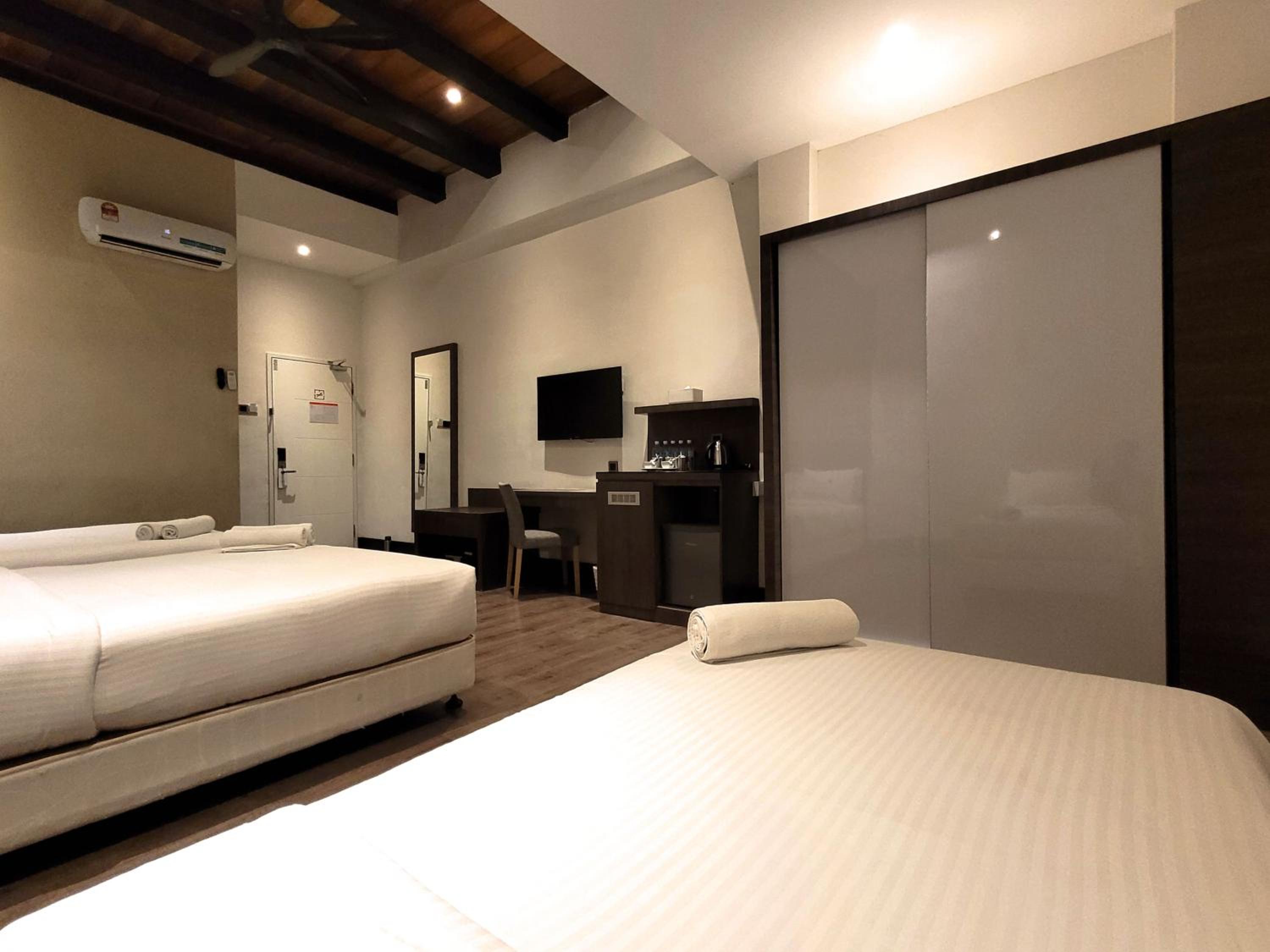 Deluxe Family Room - Photo 13