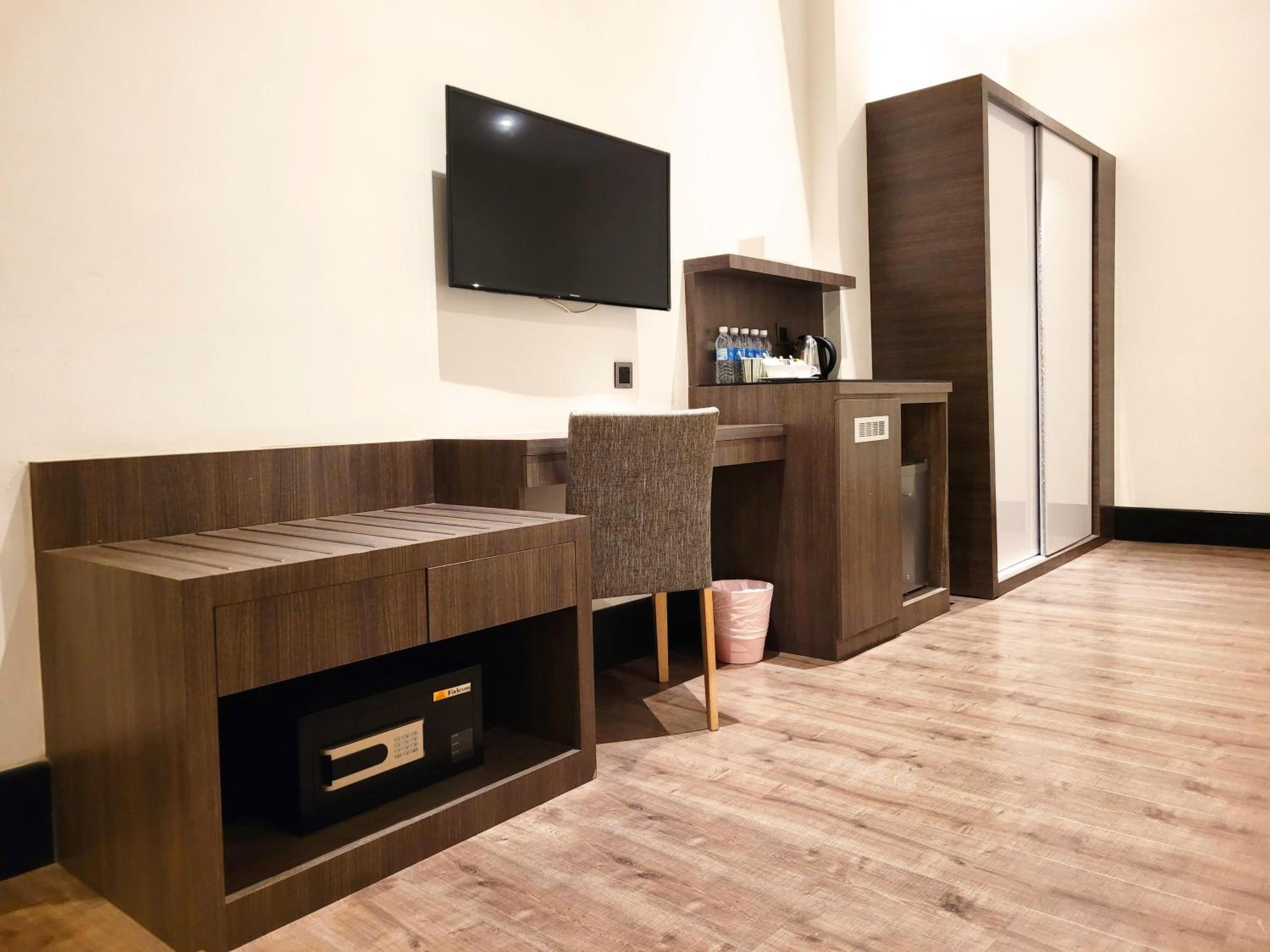 Deluxe Family Room - Photo 1