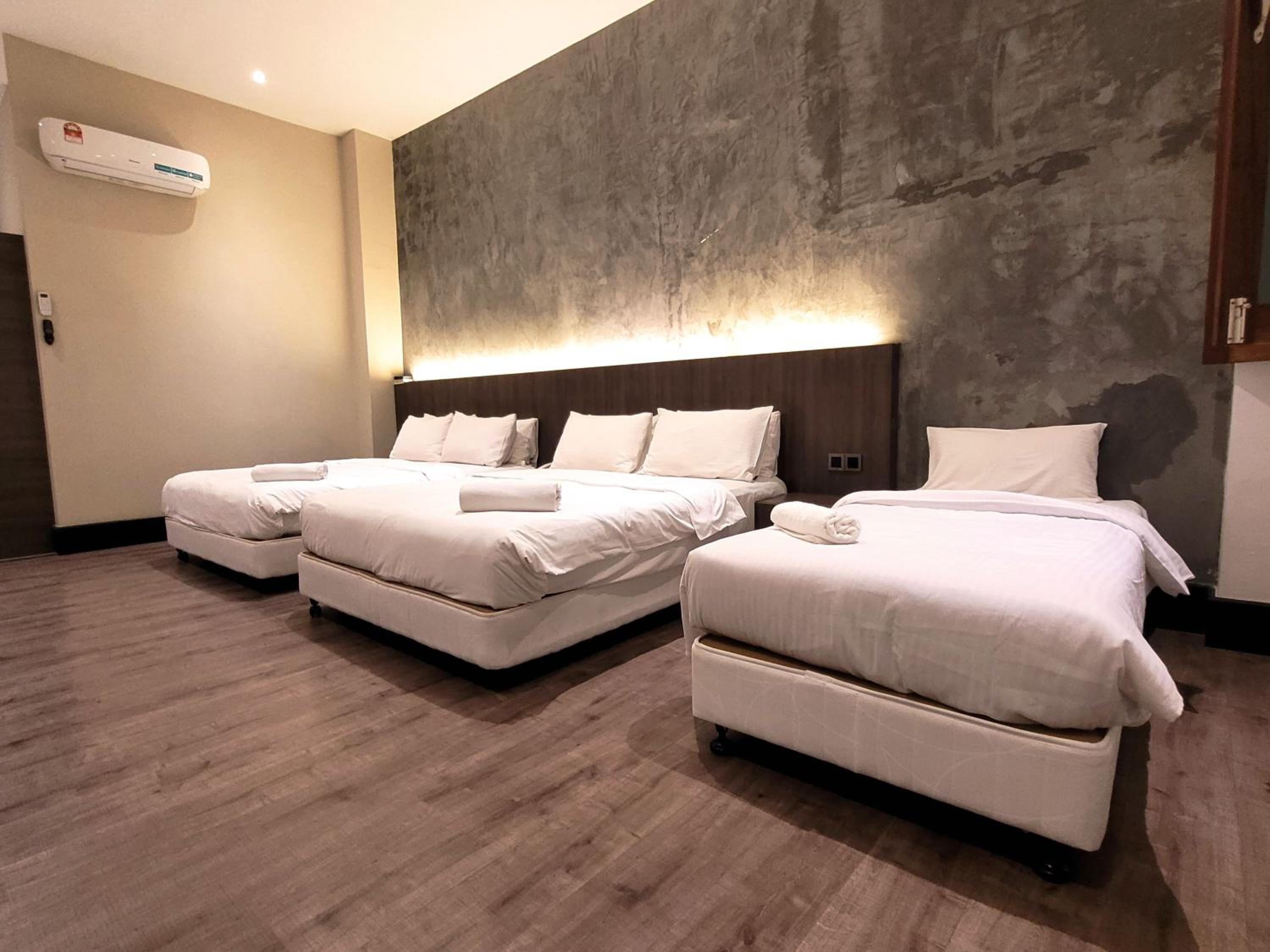 Deluxe Family Room - Photo 2