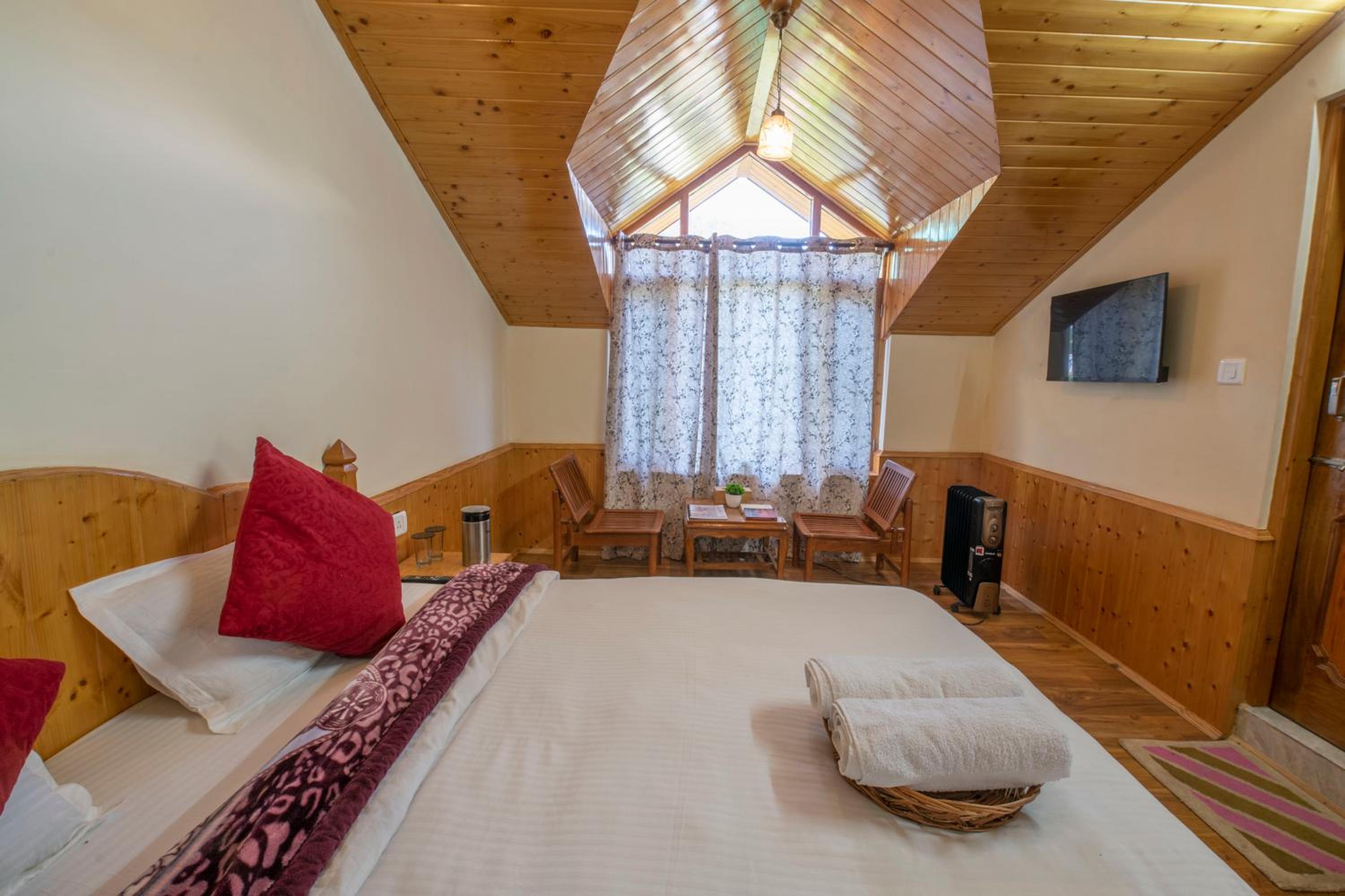 Deluxe Double Room (2 Adults + 1 Child)