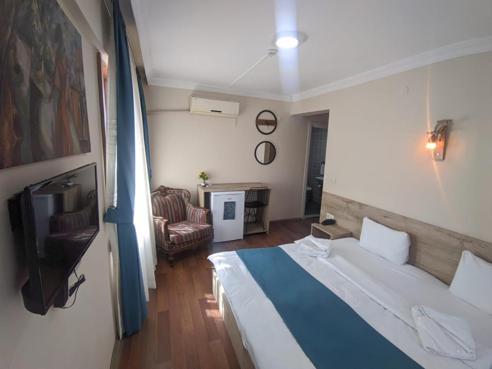 Deluxe Double Room with Sea View - Photo 10