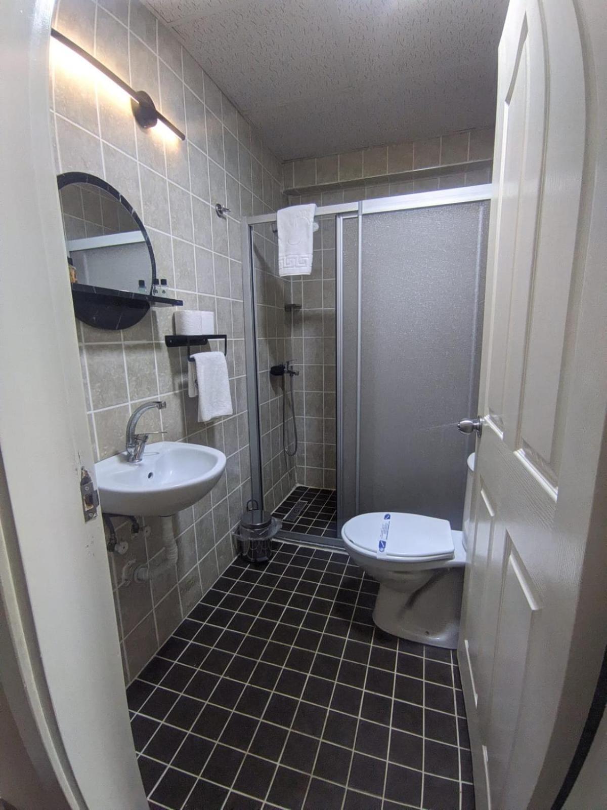 Deluxe Double Room with Side Sea View - Photo 9