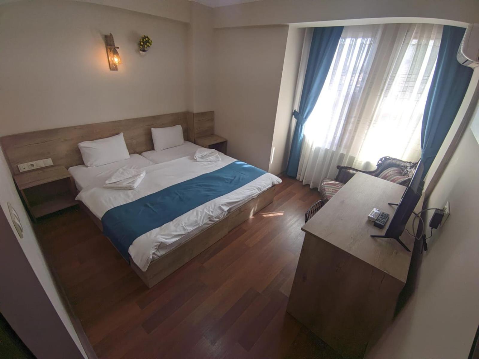 Deluxe Double Room with Side Sea View - Photo 2