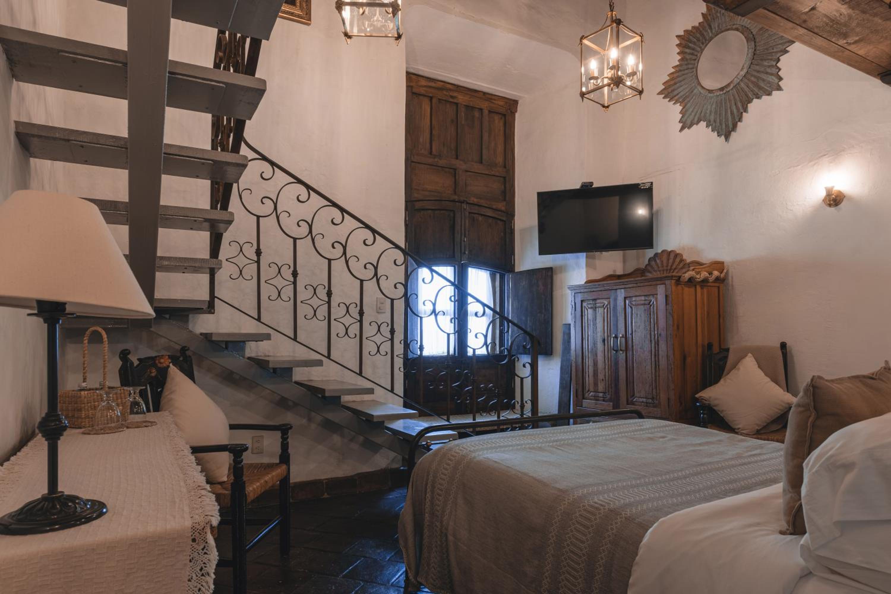 Deluxe Queen Room with Two Queen Beds - Photo 17