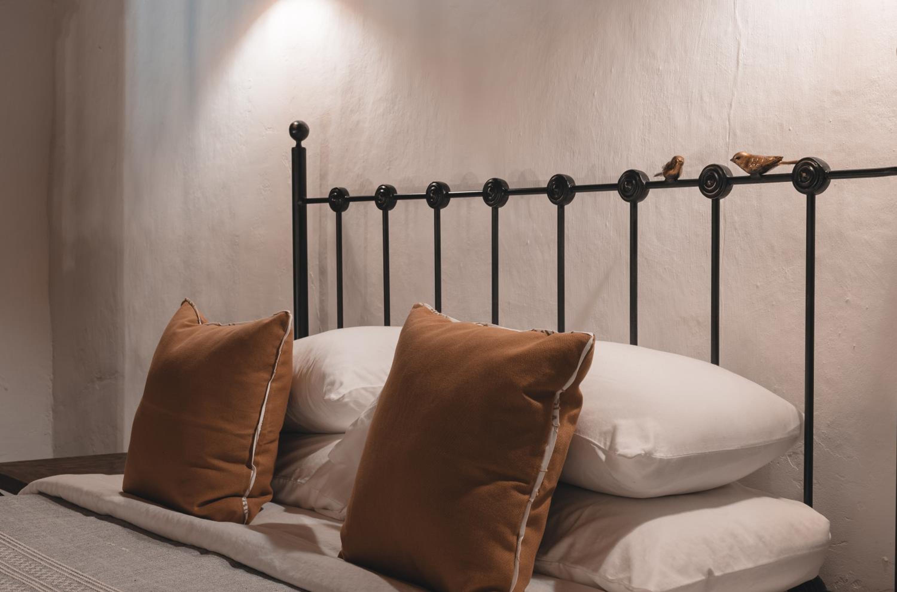 Deluxe Queen Room with Two Queen Beds - Photo 16