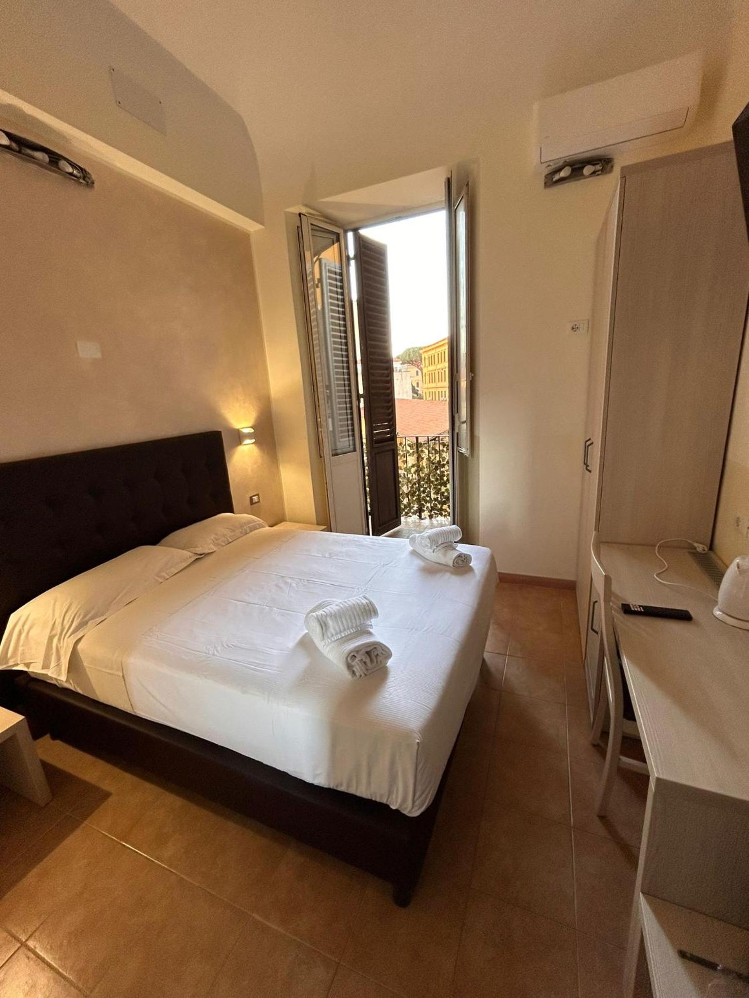 King Room with Balcony photo 1