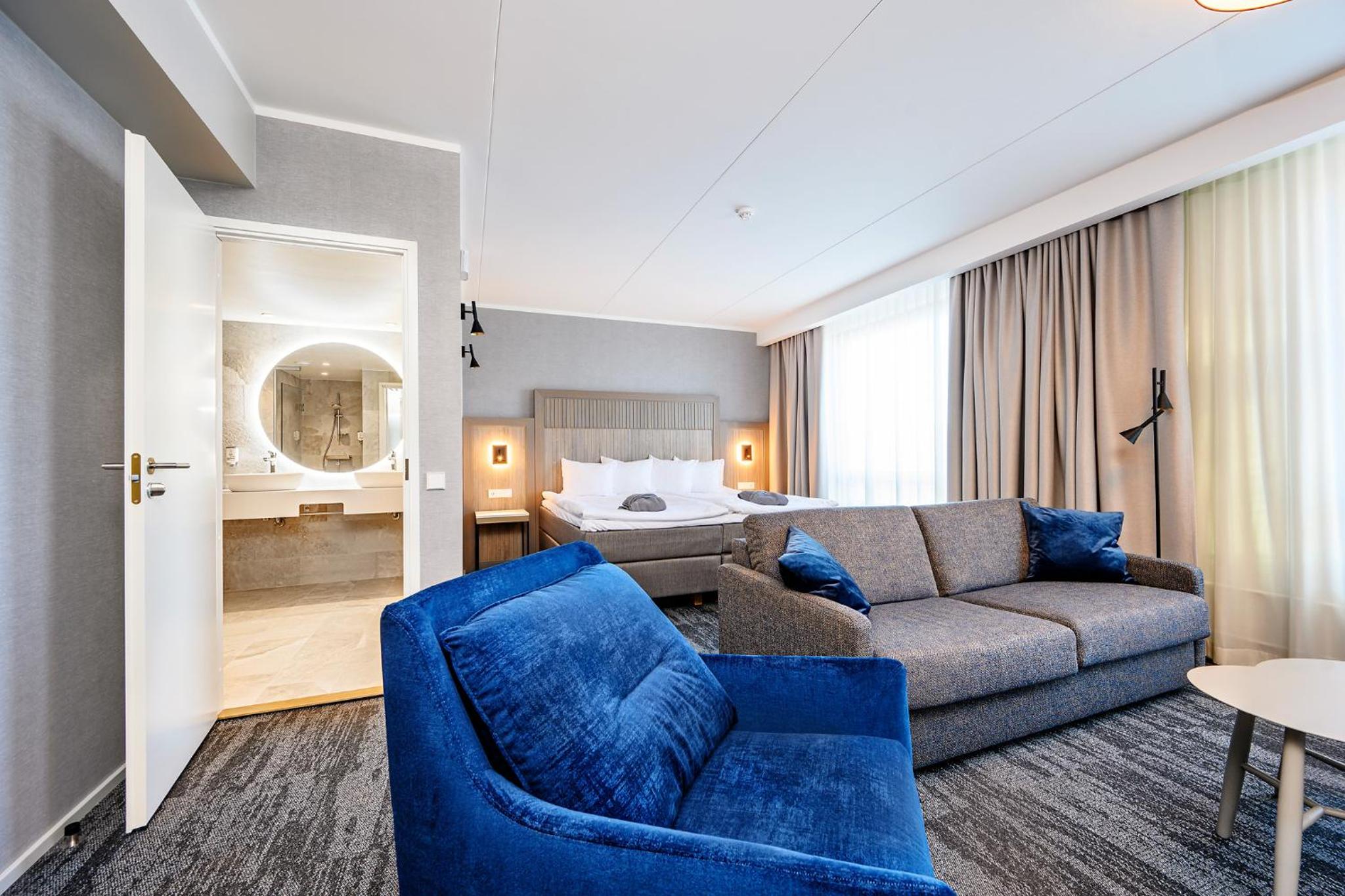 Deluxe Double Room with Bath - Photo 1