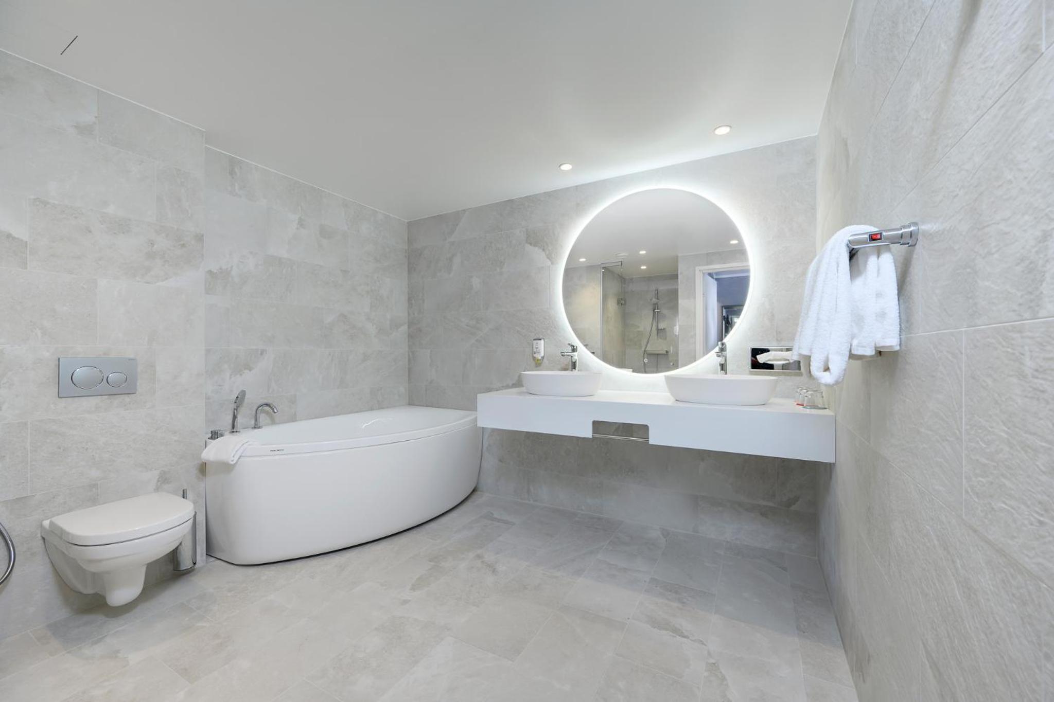 Deluxe Double Room with Bath - Photo 4