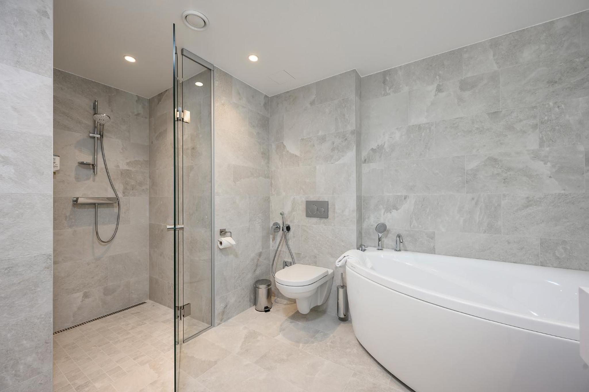 Deluxe Double Room with Bath - Photo 5