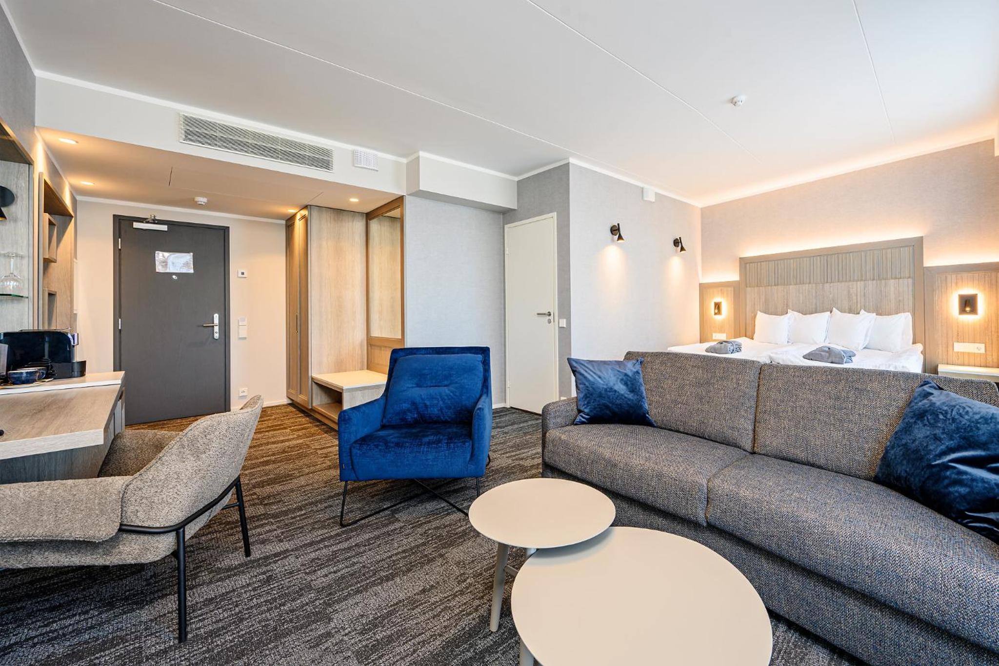 Deluxe Double Room with Bath - Photo 3