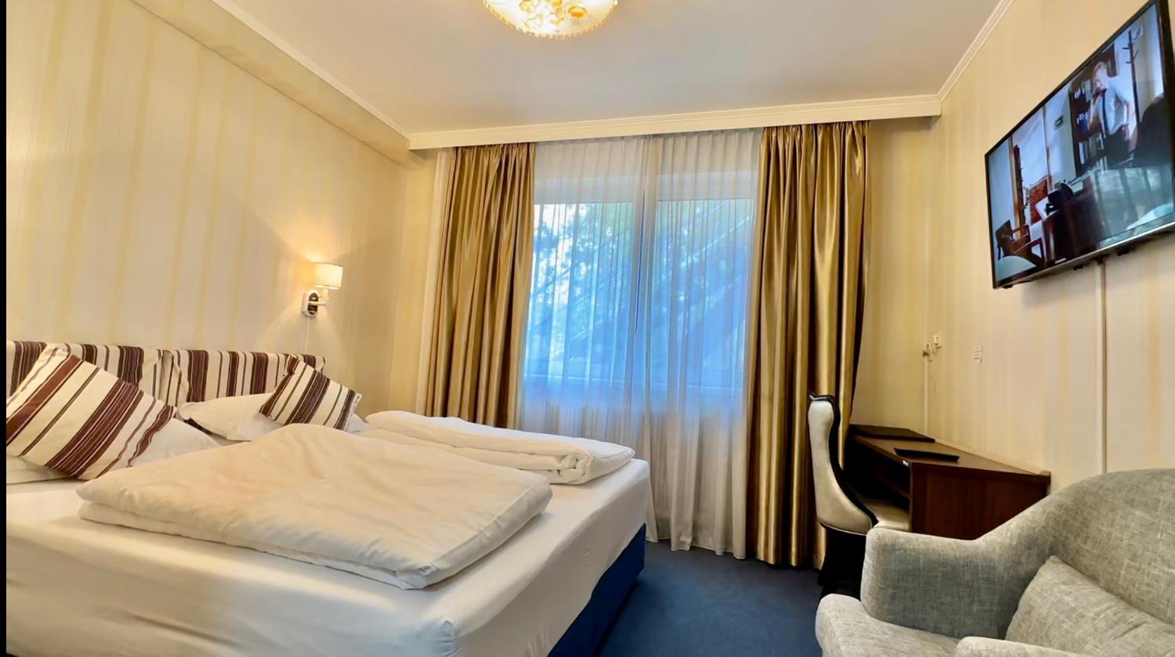 Double or Twin Room - Photo 4