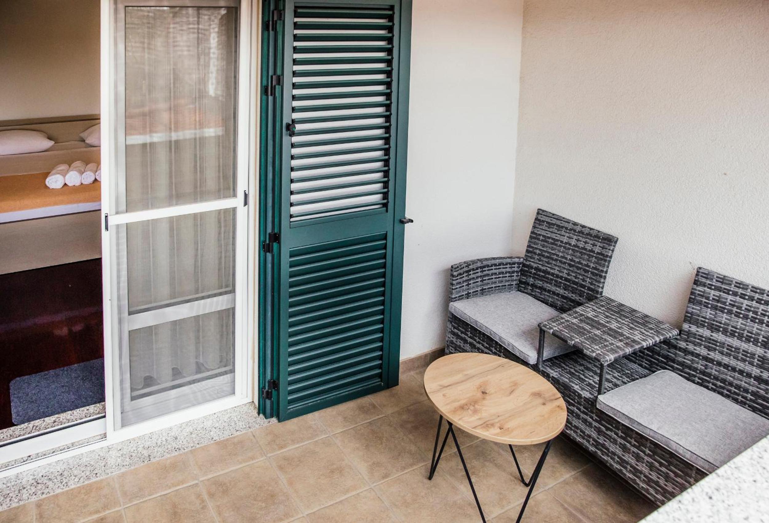 Double Room with Balcony - Photo 8