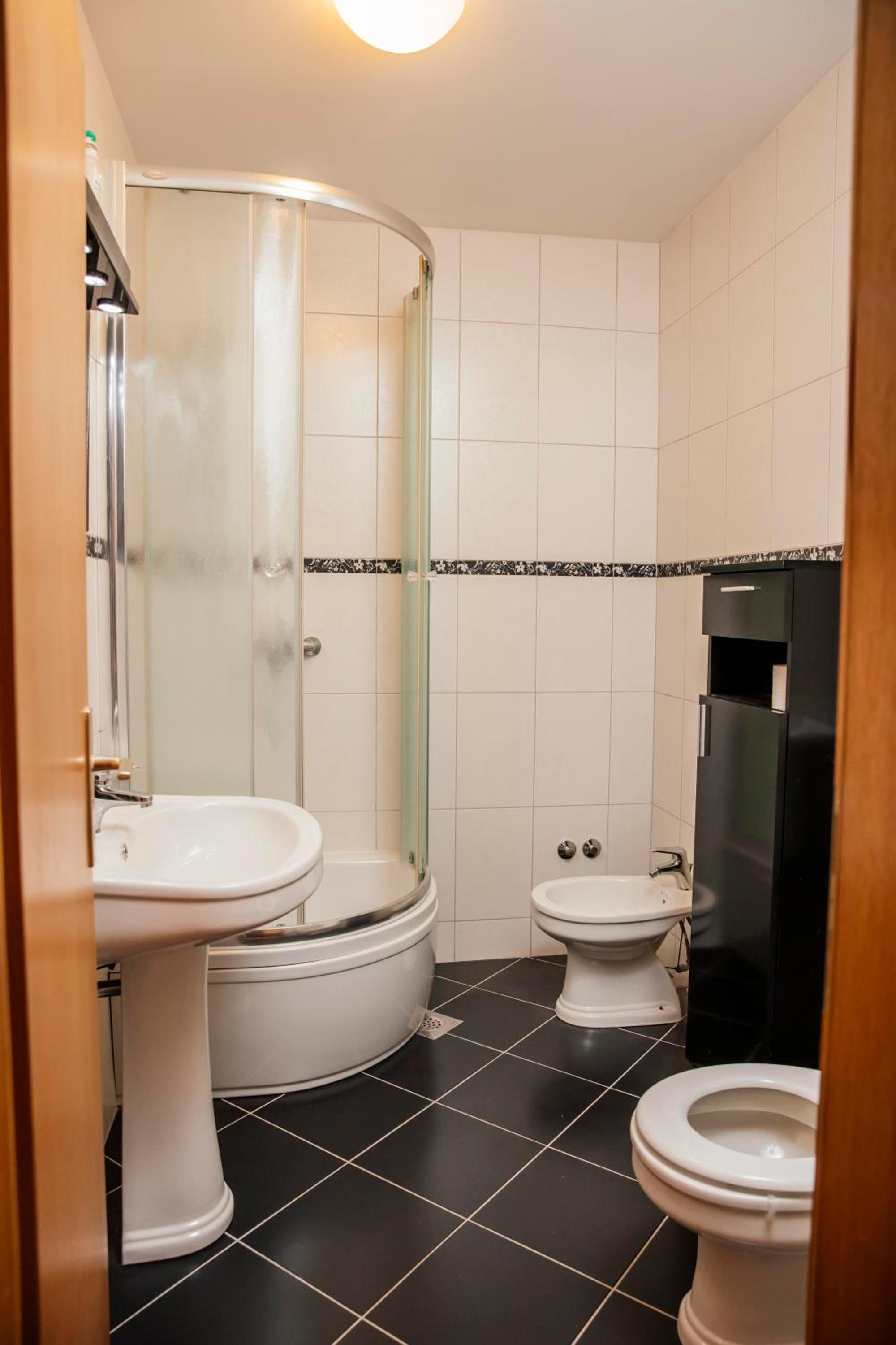 Double Room with Balcony - Photo 5