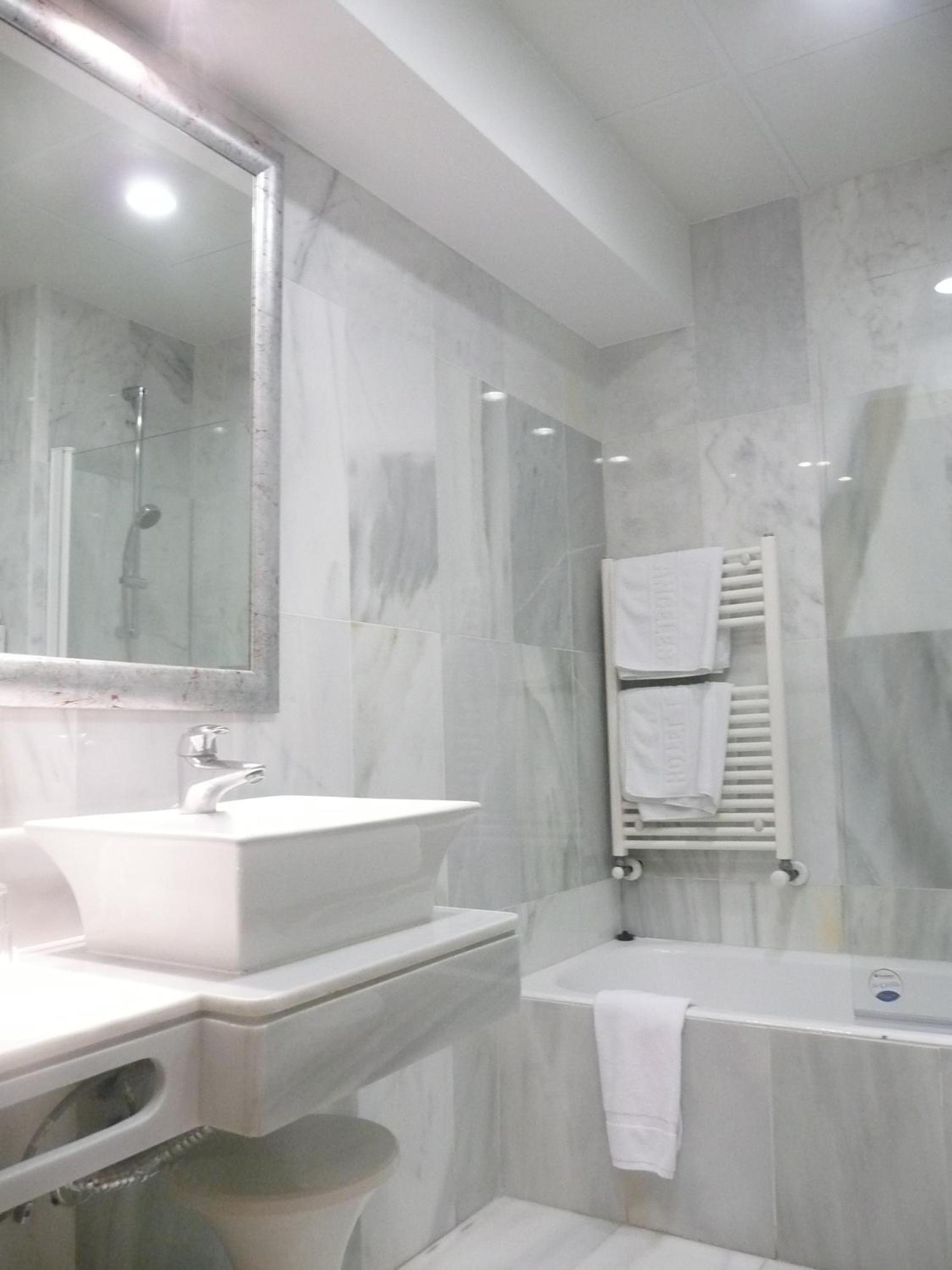 Double or Twin Room - Photo 3