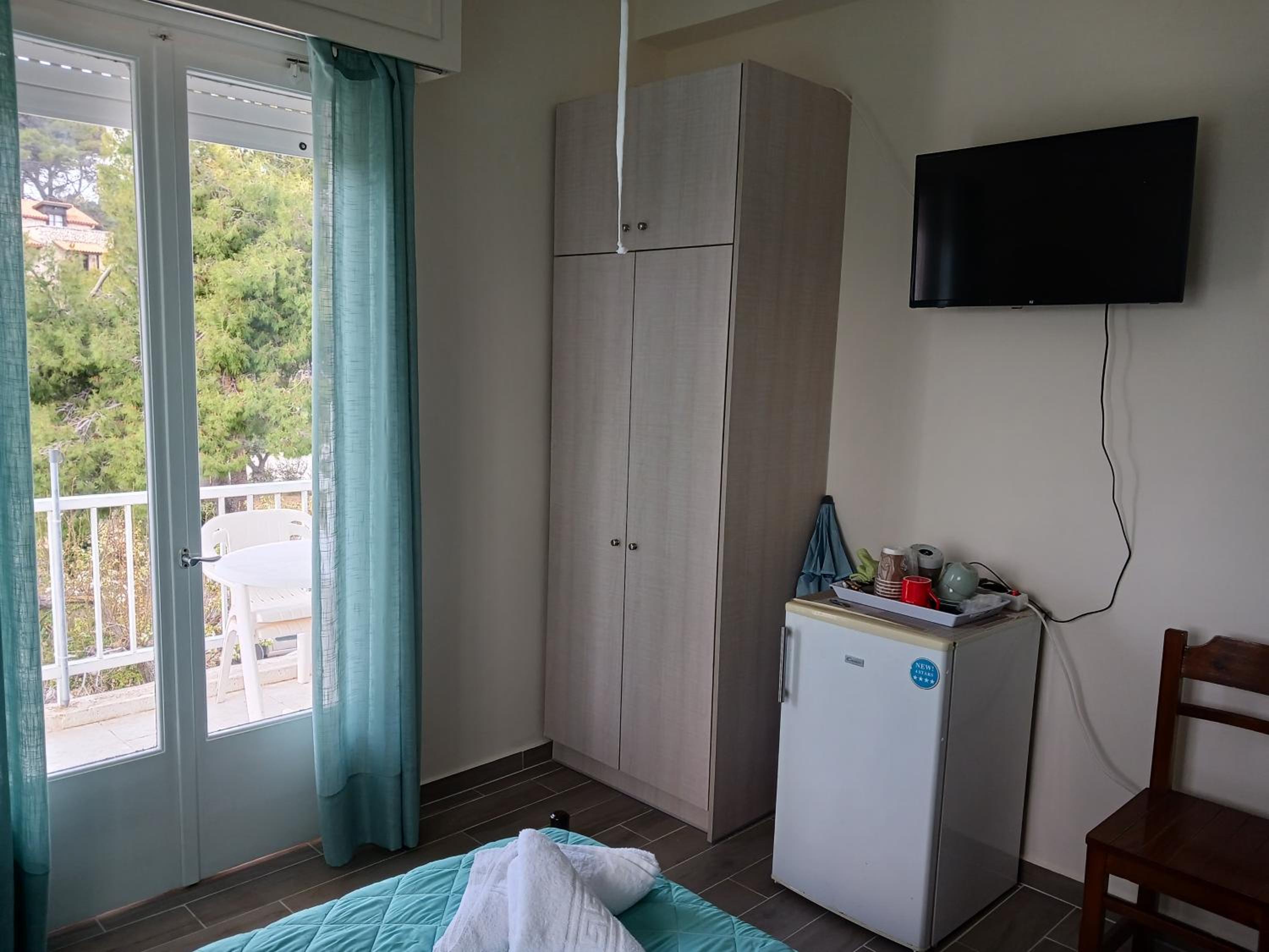 Double or Twin Room with Partial Sea View photo 3