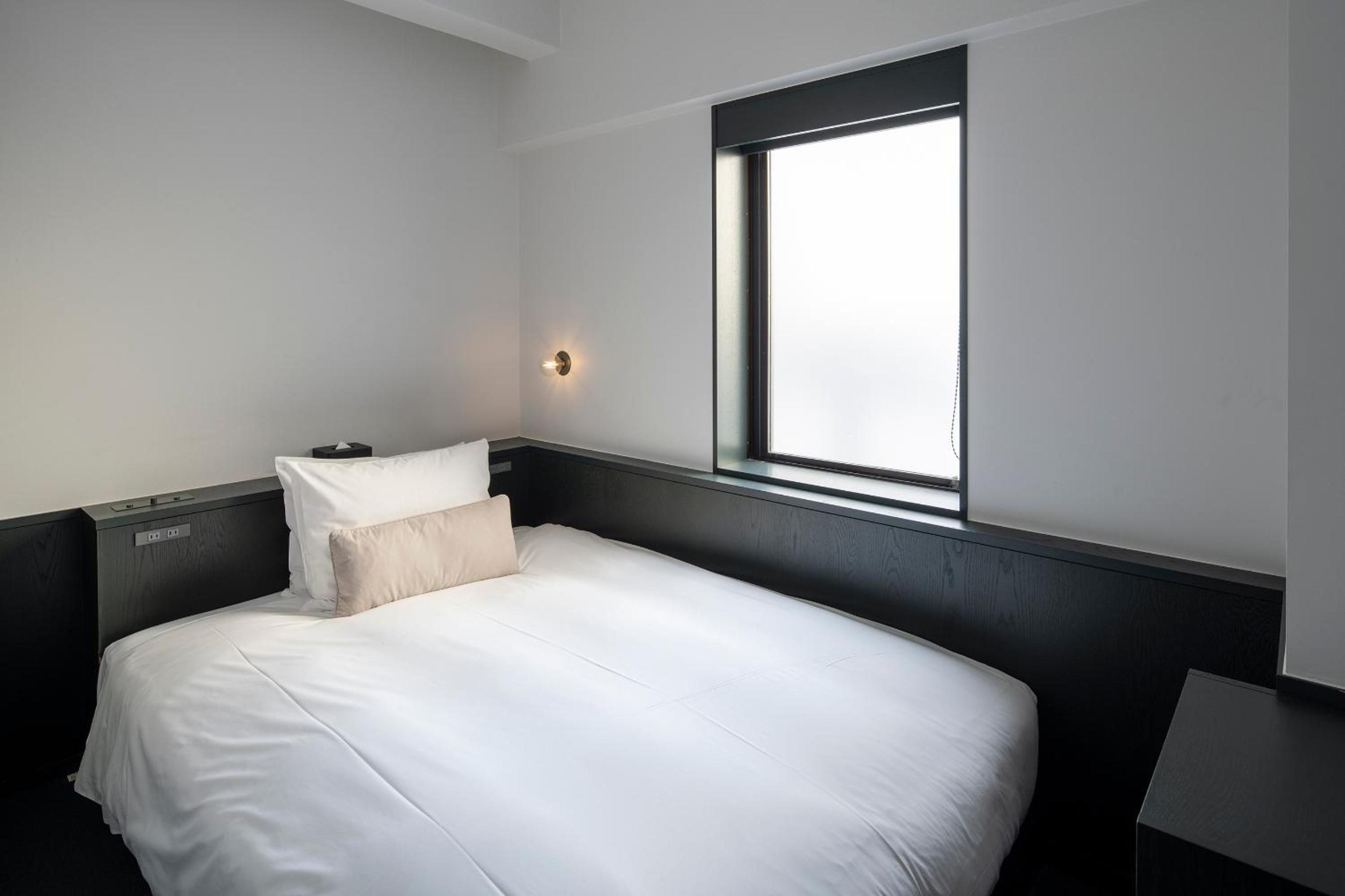 Minimal Double Room thumbnail 5