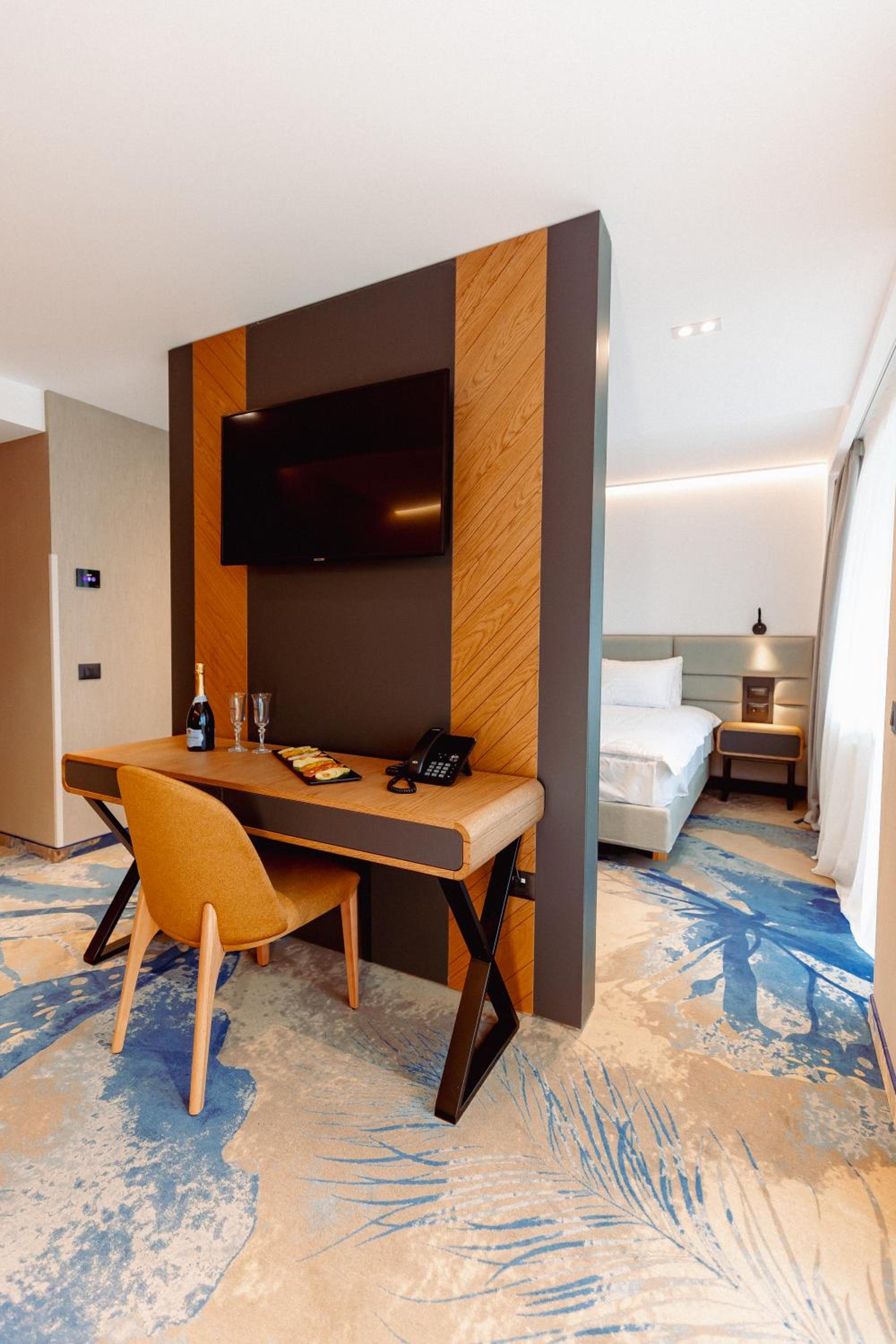 Duke's Suite with Mountain View and free swimming pool access