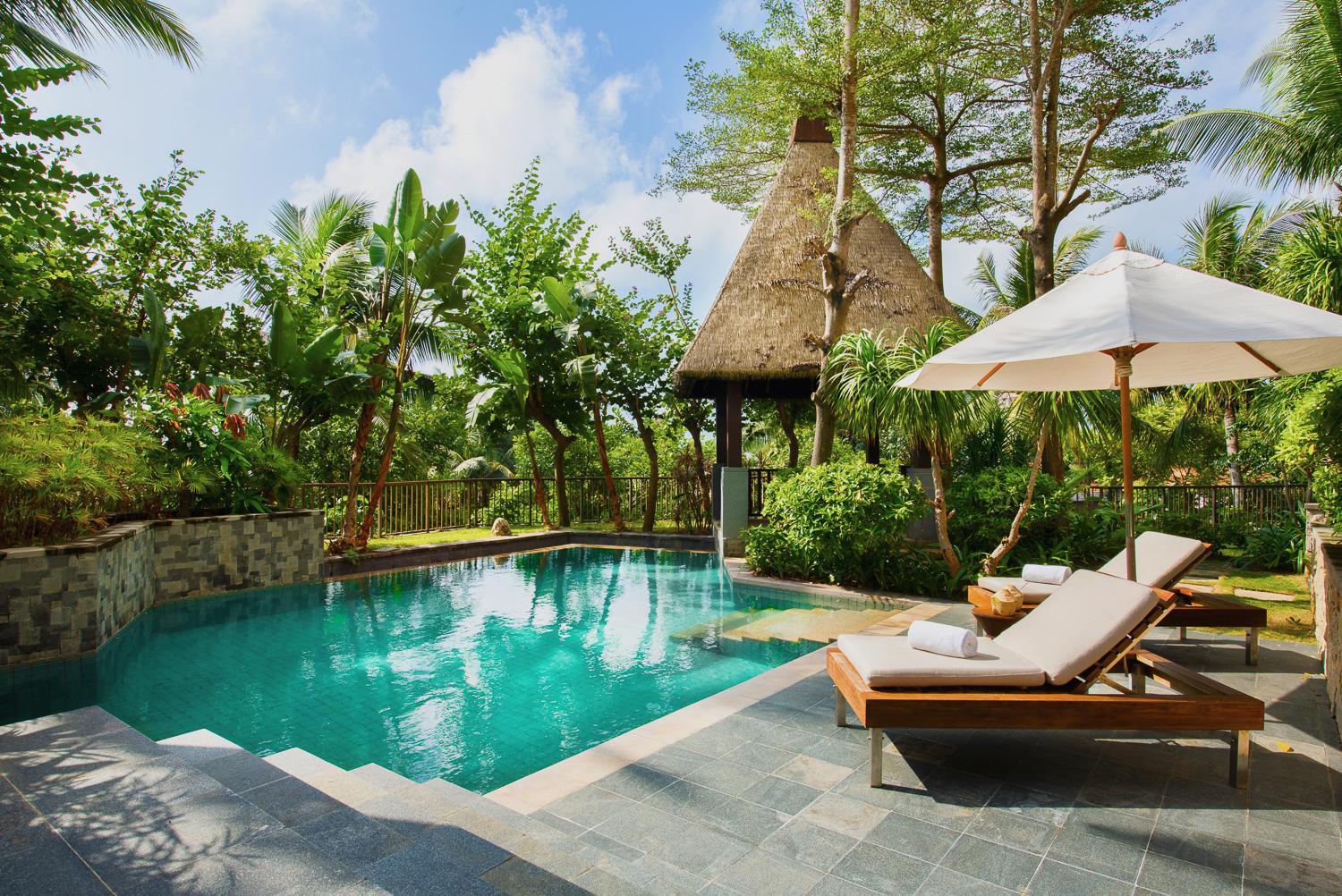 Clear Water Bay Pool Suite - Photo 2