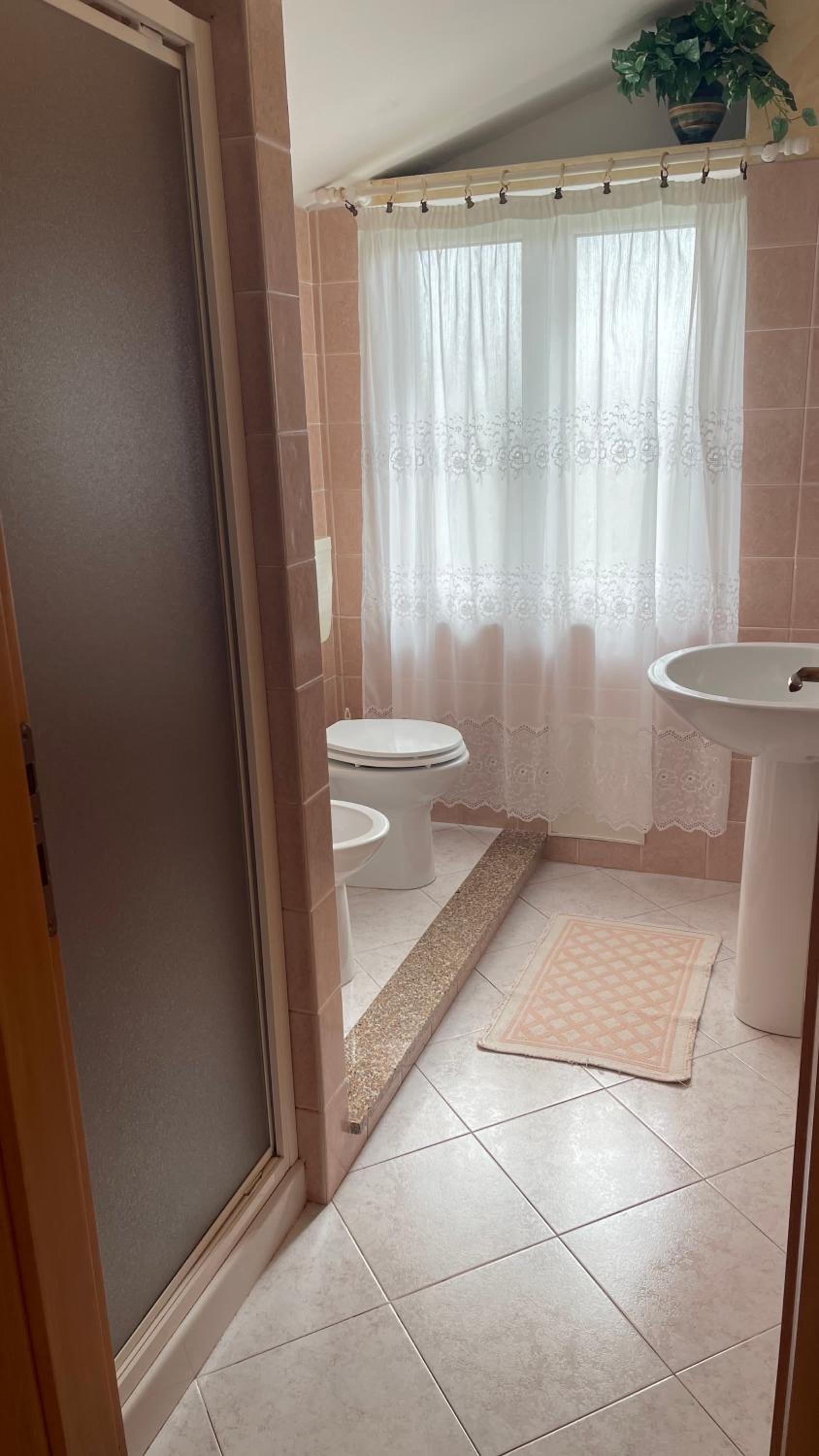 Double Room with Private Bathroom - Photo 2