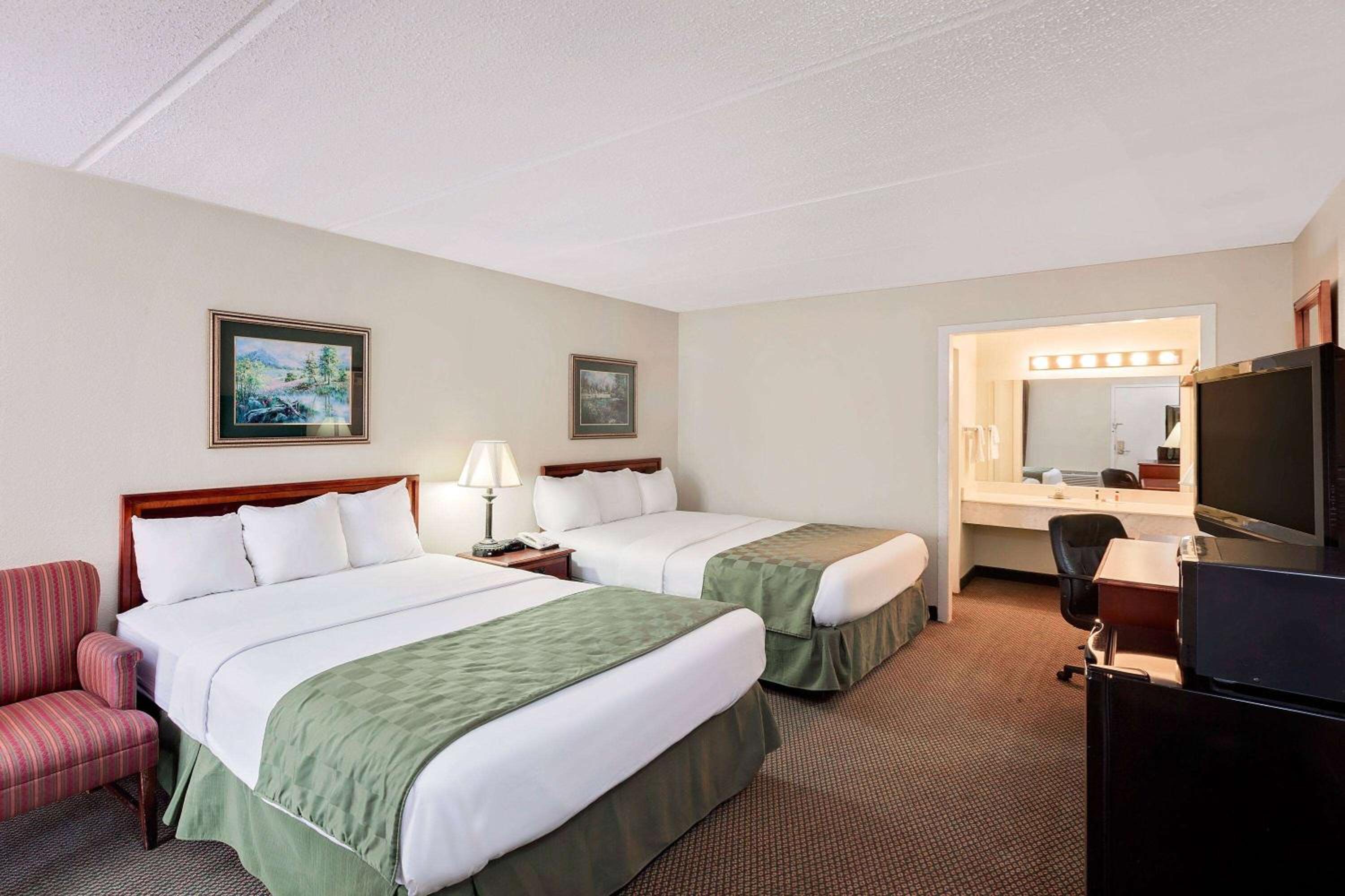 Queen Room with Two Queen Beds - Non-Smoking - Photo 1