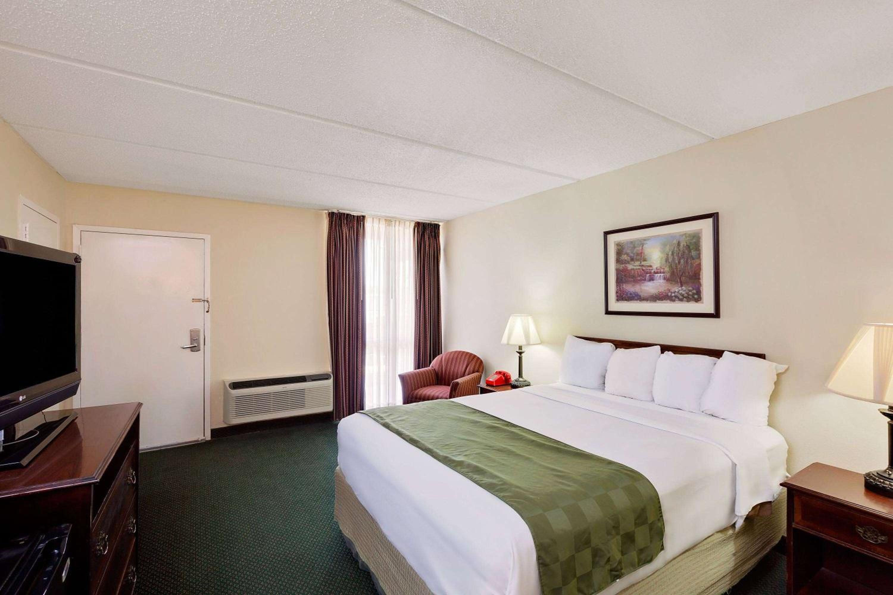 King Room - Non-Smoking - Photo 4