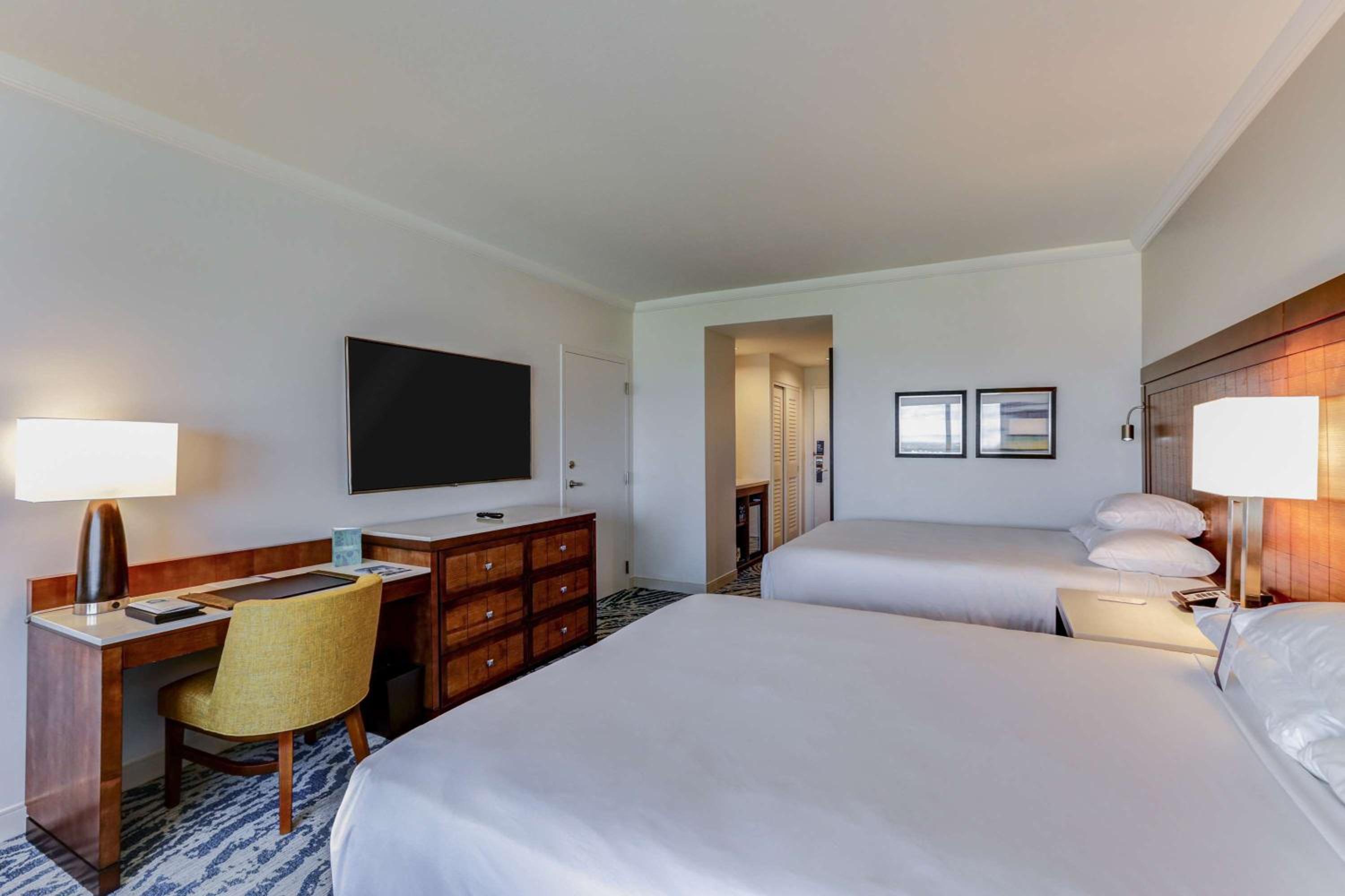 Club Room, 1 King Bed, Accessible, Bathtub thumbnail 6