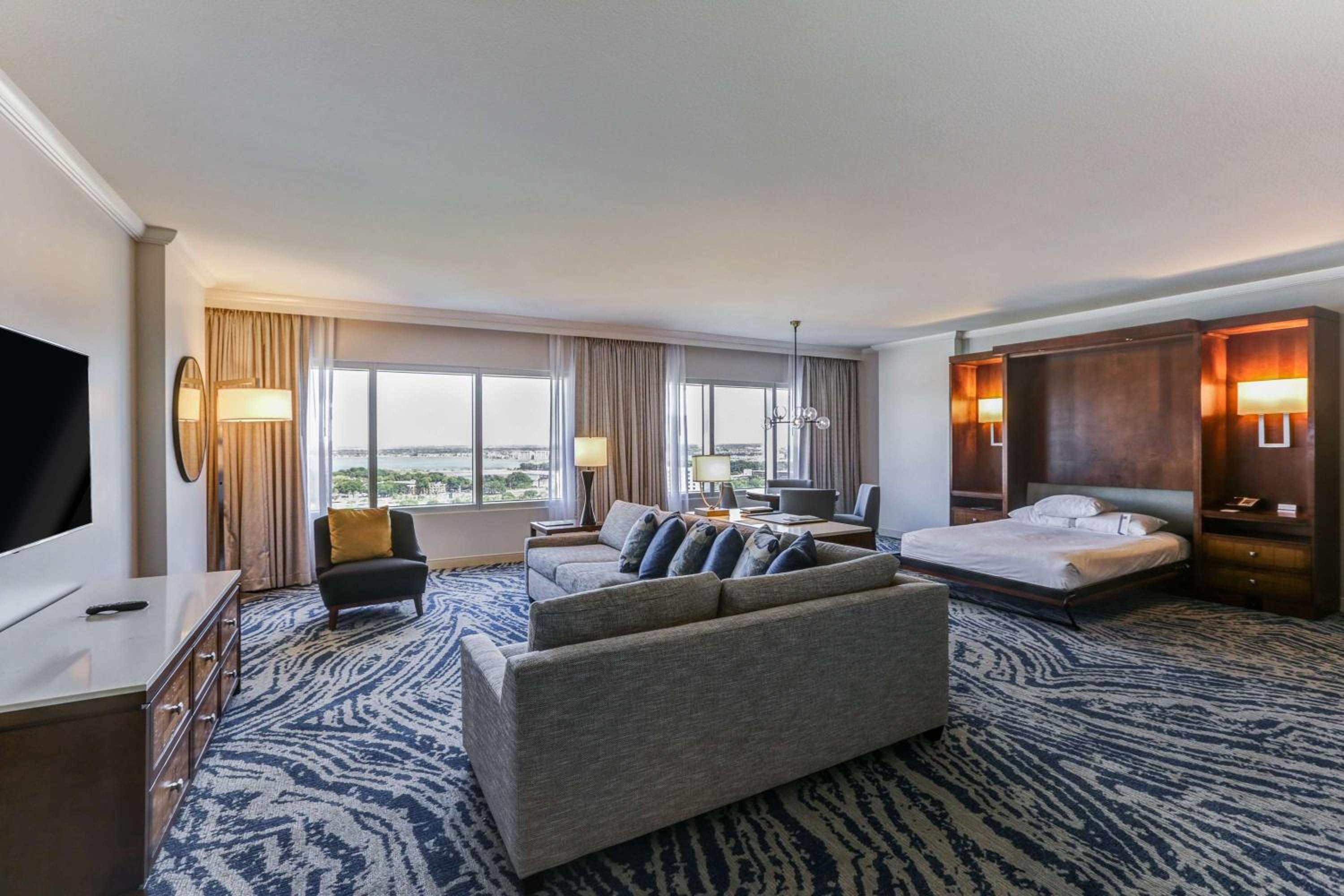 Family Suite with Two Queen Beds thumbnail 6