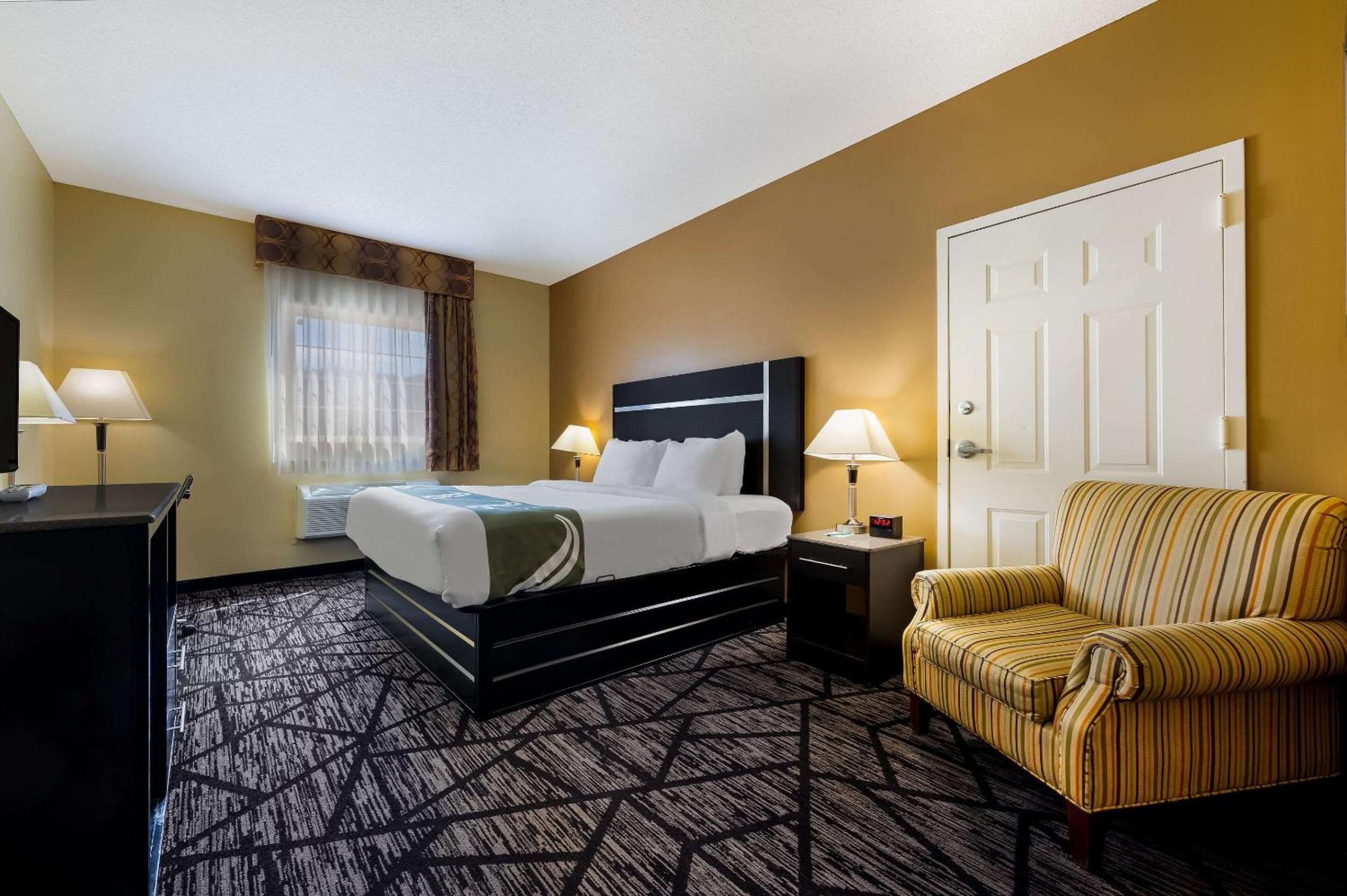 King Room - Non Smoking - Photo 3