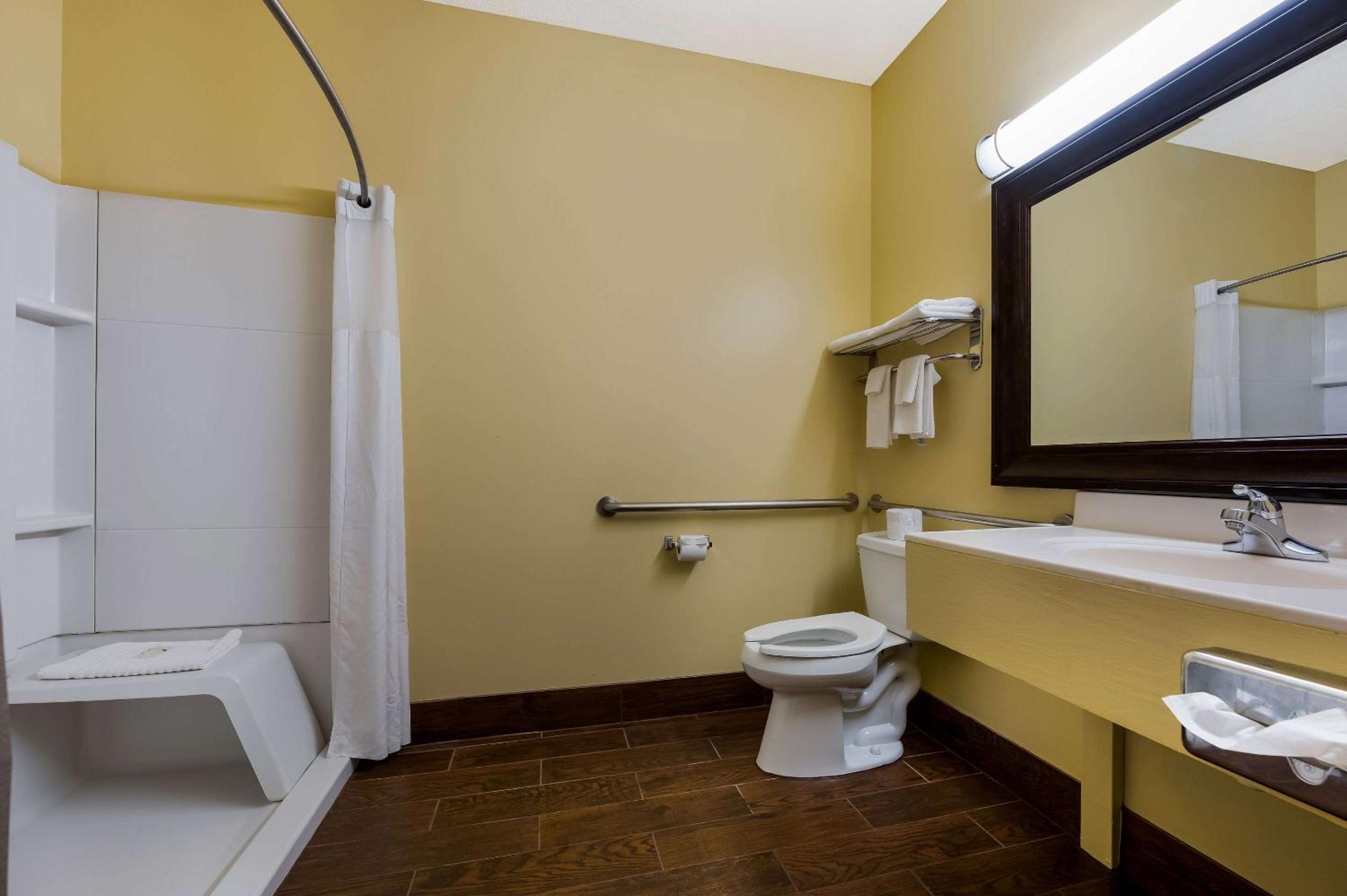 Queen Room - Disability Access/Non-Smoking - Photo 6