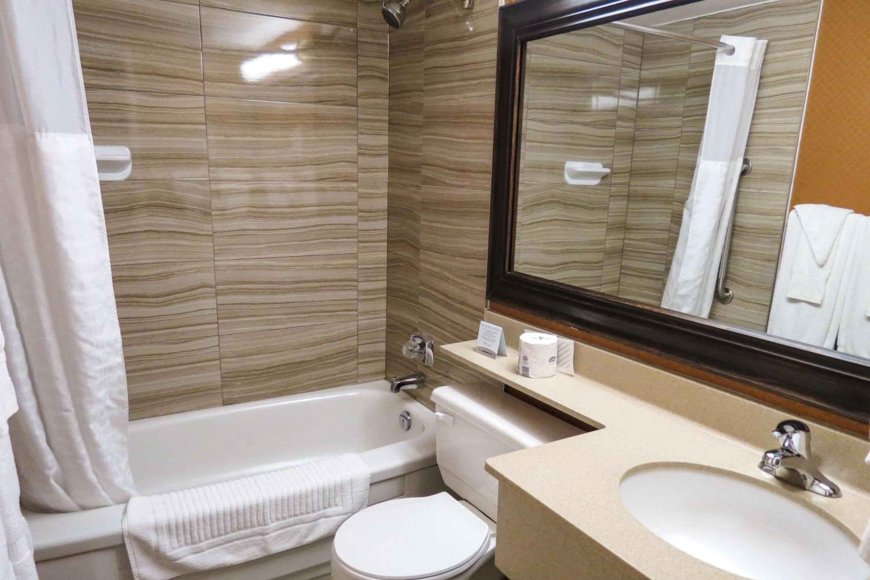 Queen Room with Two Queen Beds - Ground Floor/Non-Smoking - Photo 4
