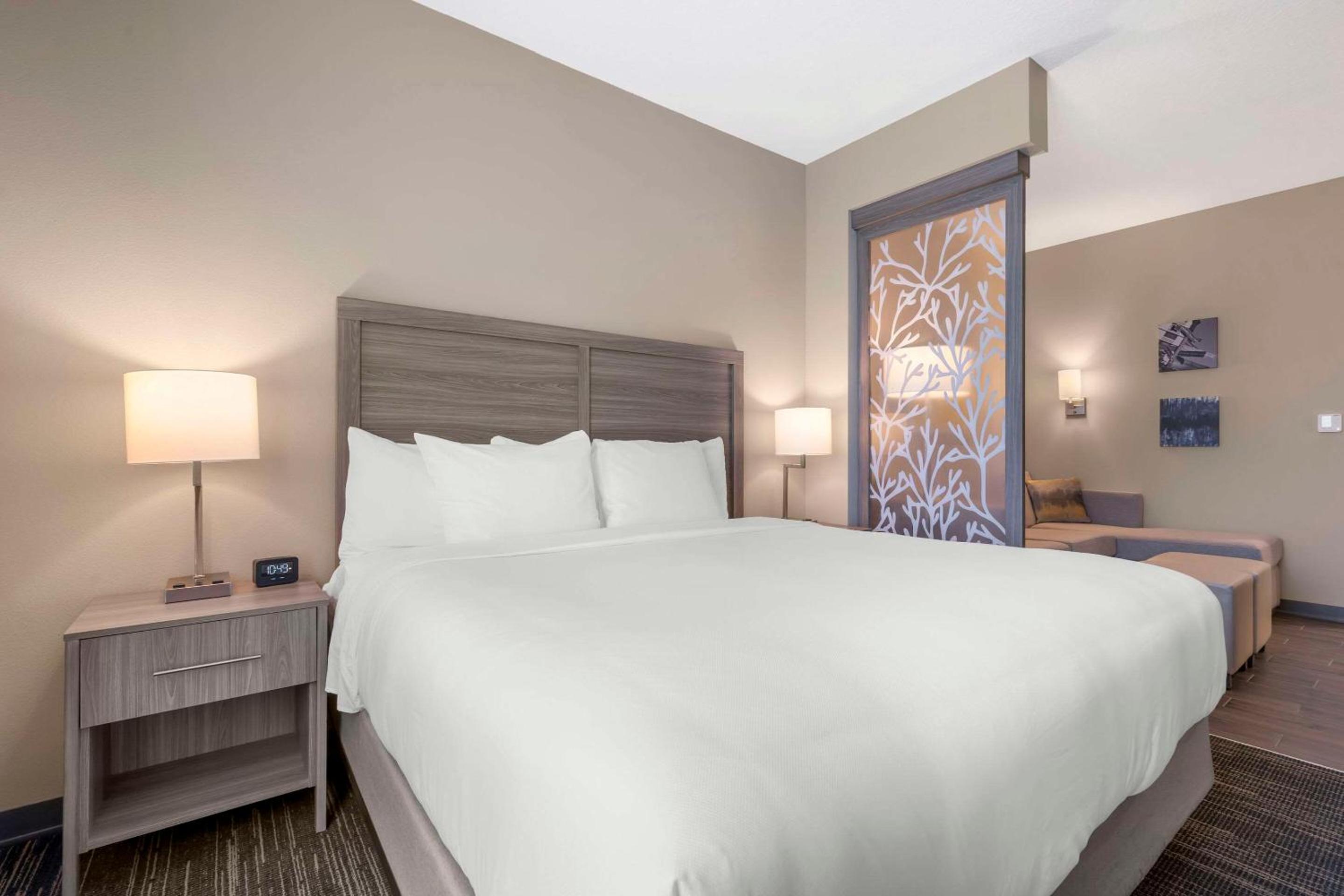 Double Queen Superior Suite (2 Adults + 2 Children)
