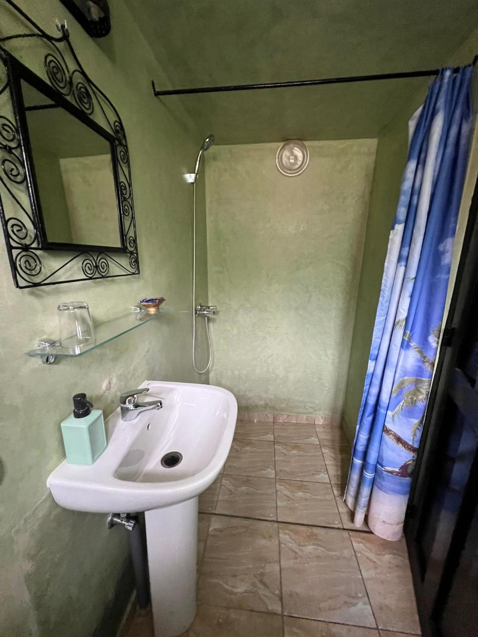 Deluxe Double Room with Shower - Photo 9
