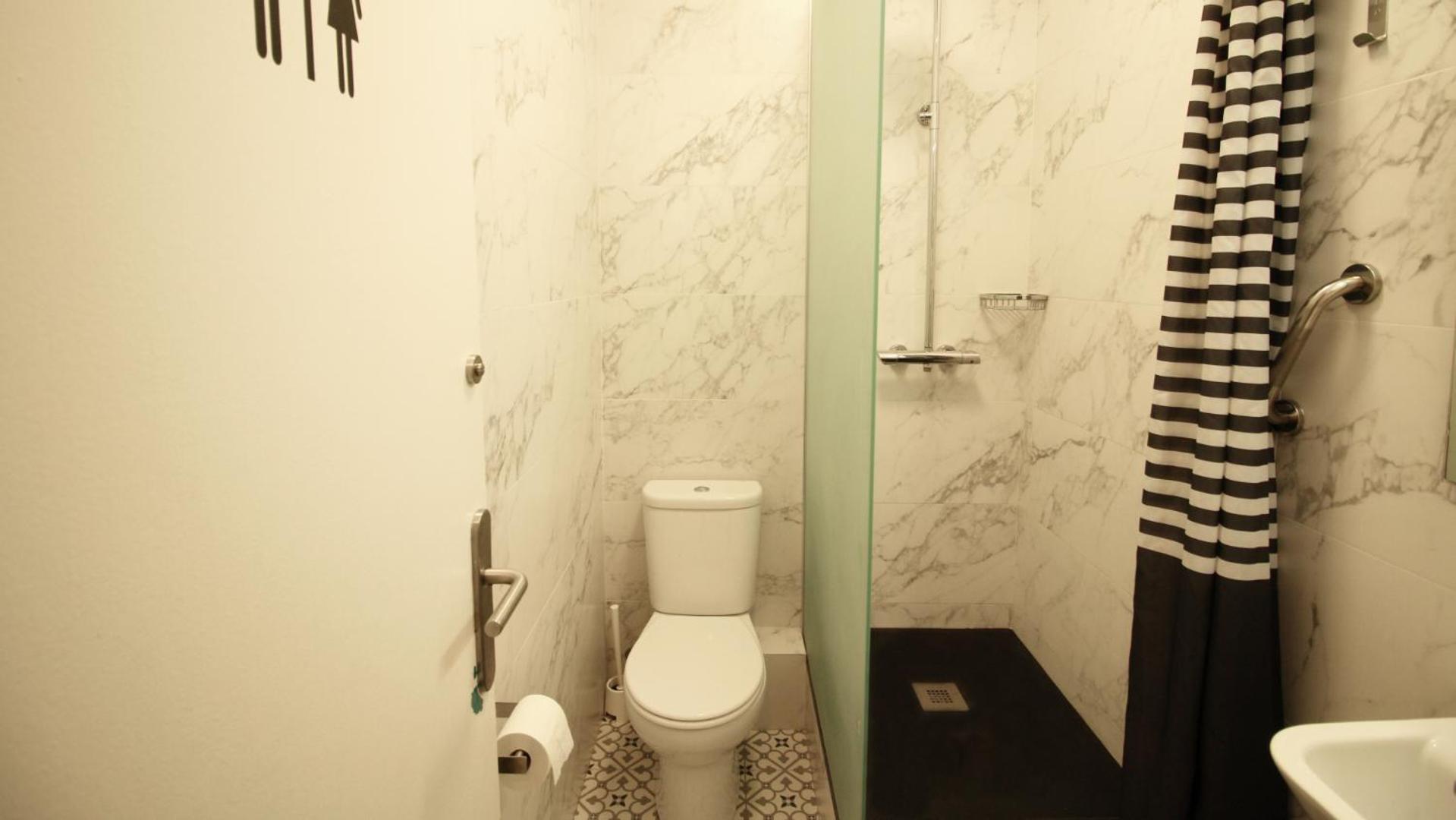 Single Room with Shared Bathroom photo 3