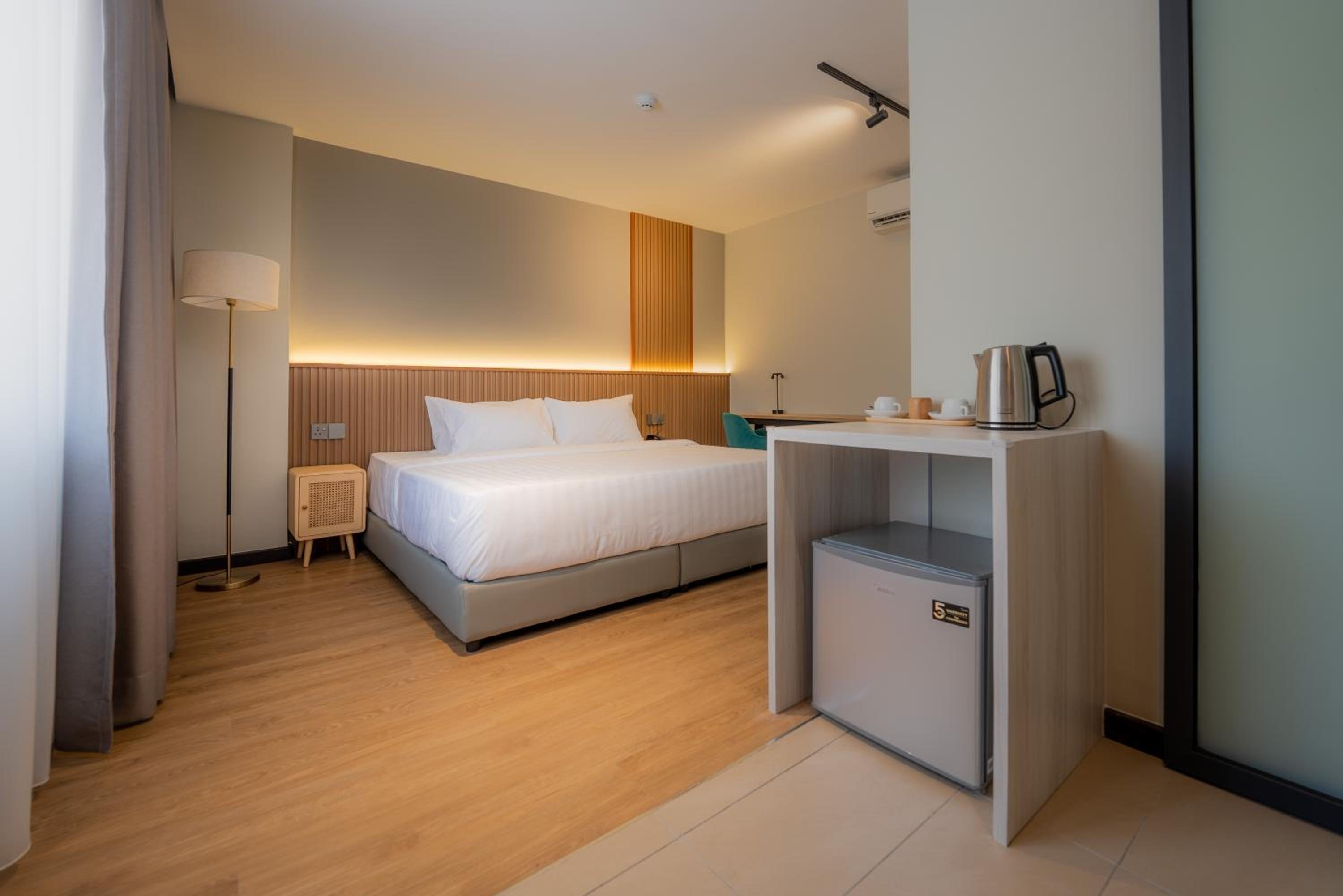 Deluxe King Room - Photo 2