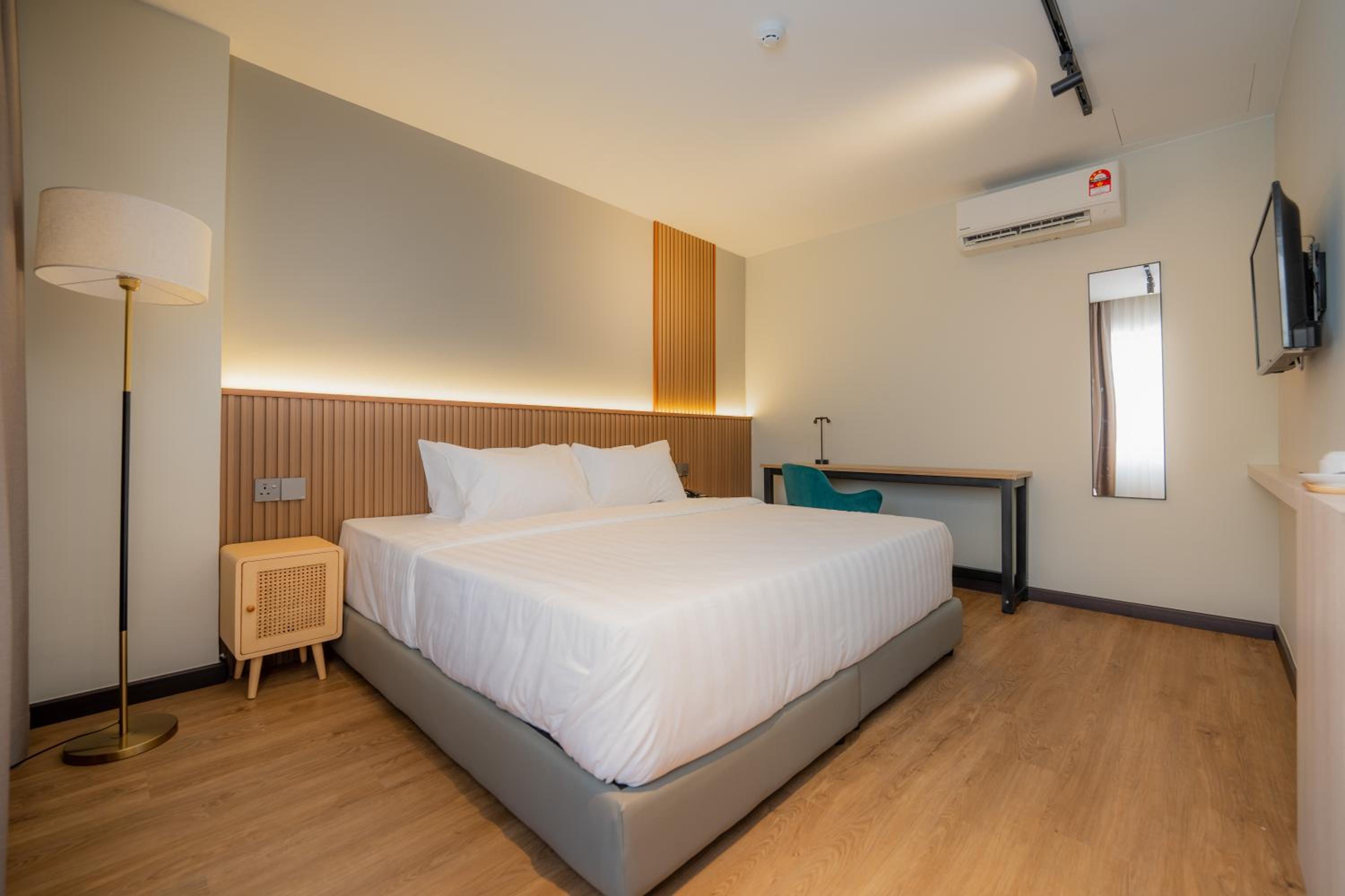 Deluxe King Room - Photo 1