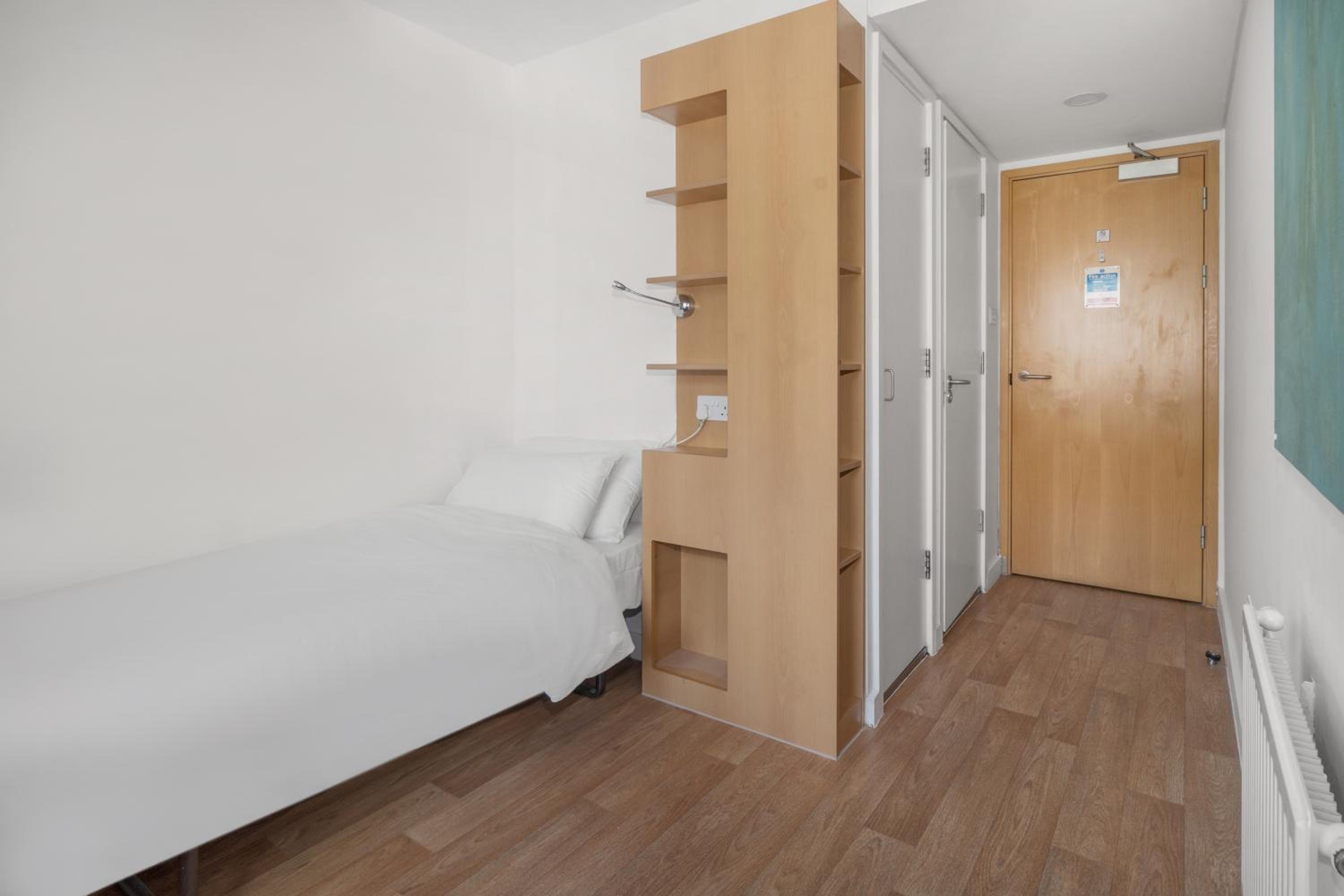 Single Room with Private Bathroom photo 3