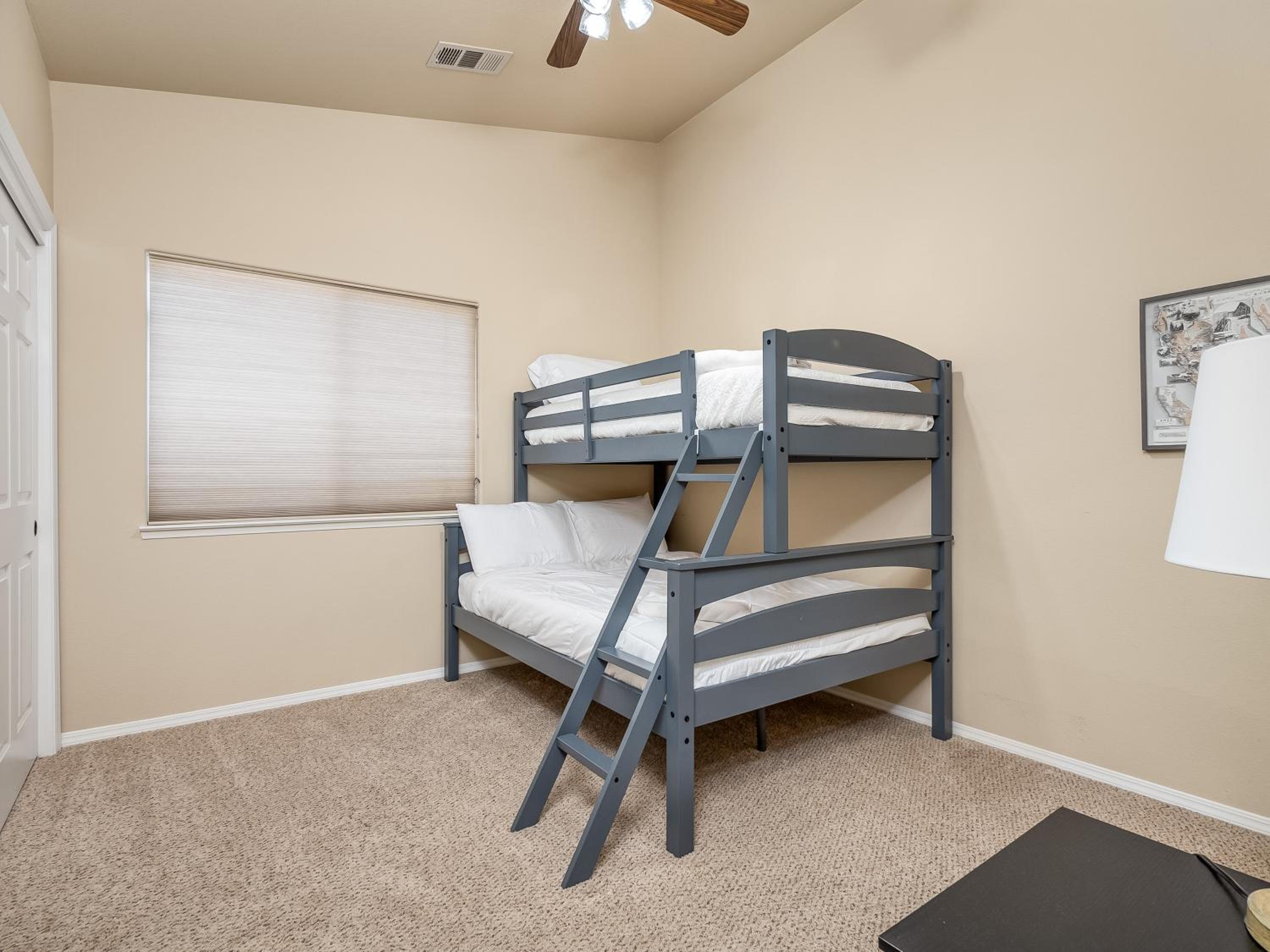 Six-Bedroom House photo 3