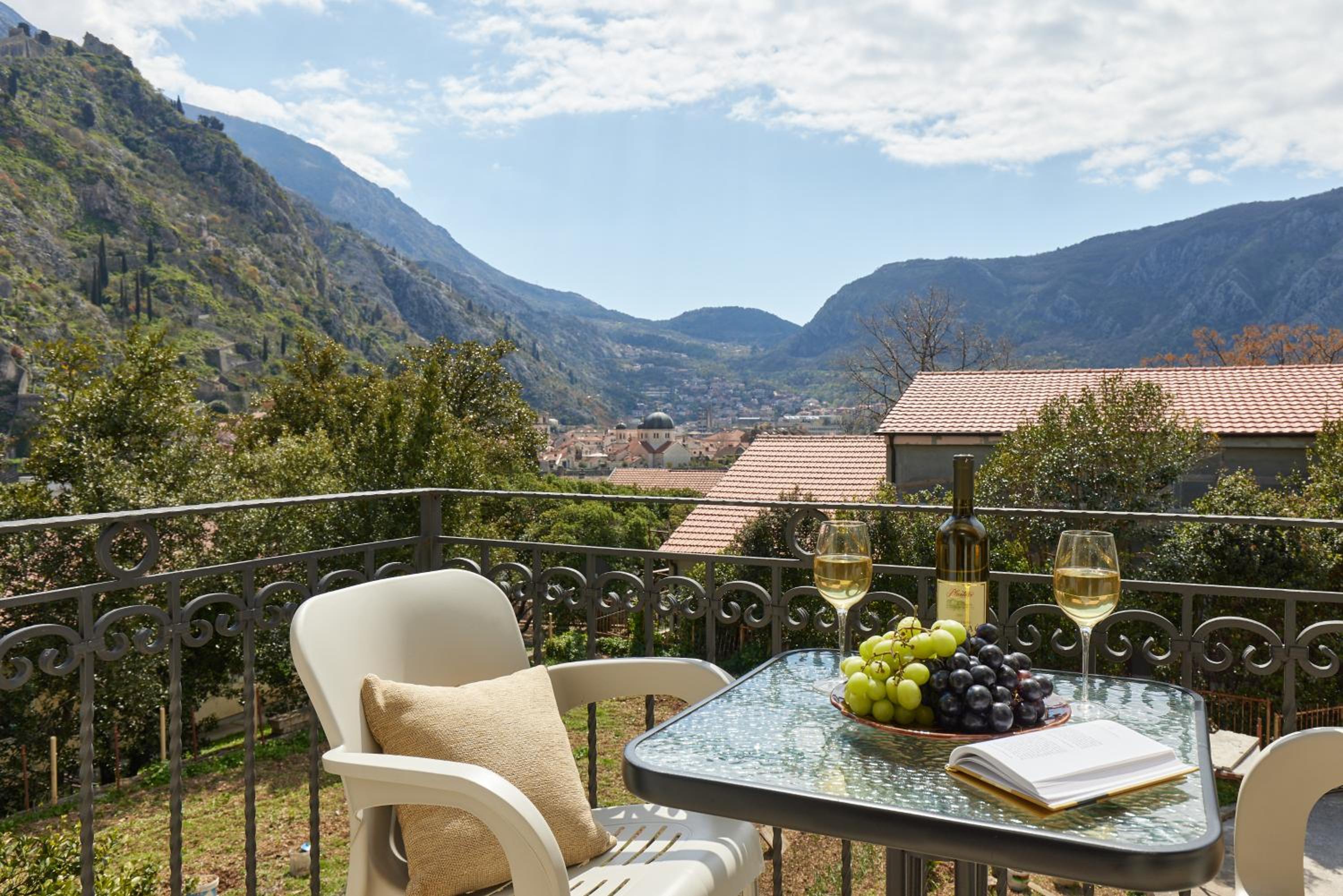 Apartment with Mountain View