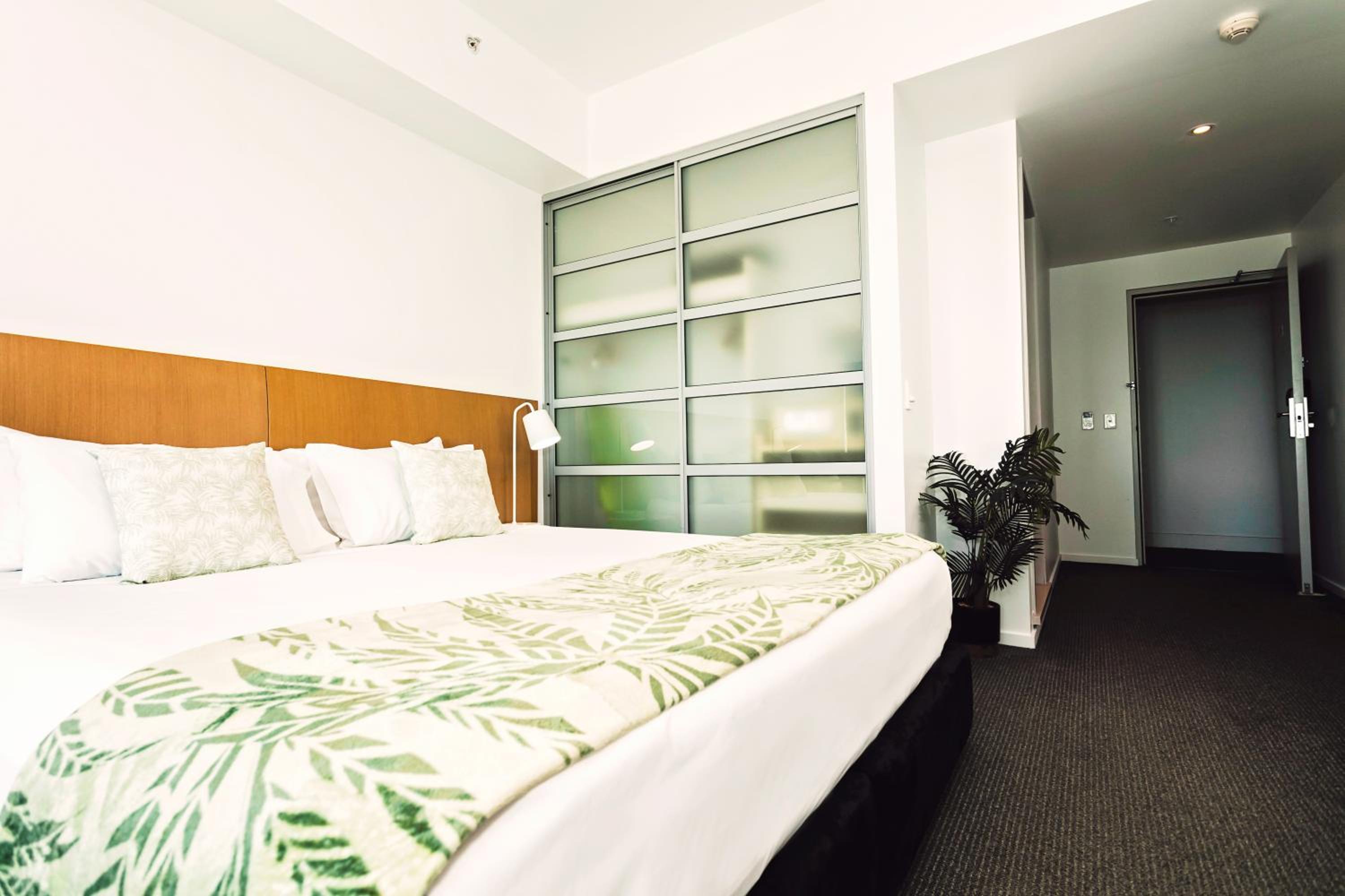 One-Bedroom Apartment with Sea View and Balcony - Photo 14