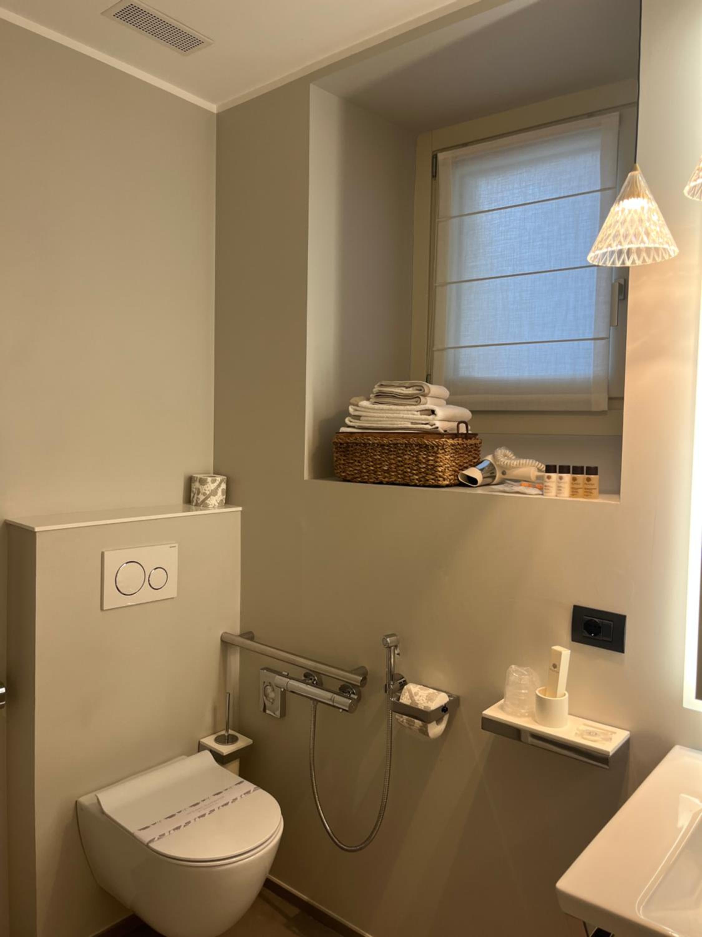 Double Room with Spa Bath - Photo 2