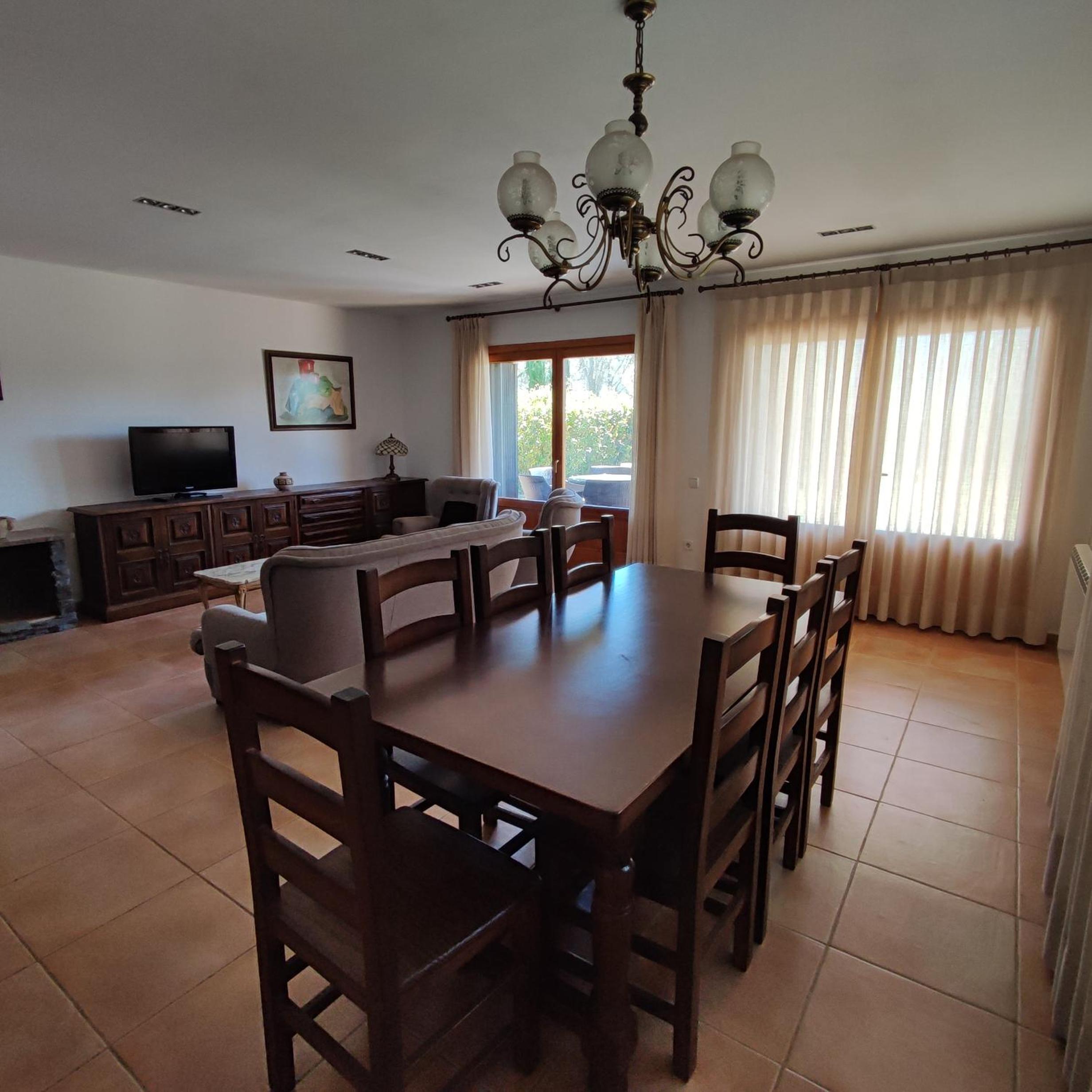 Five-Bedroom House photo 3