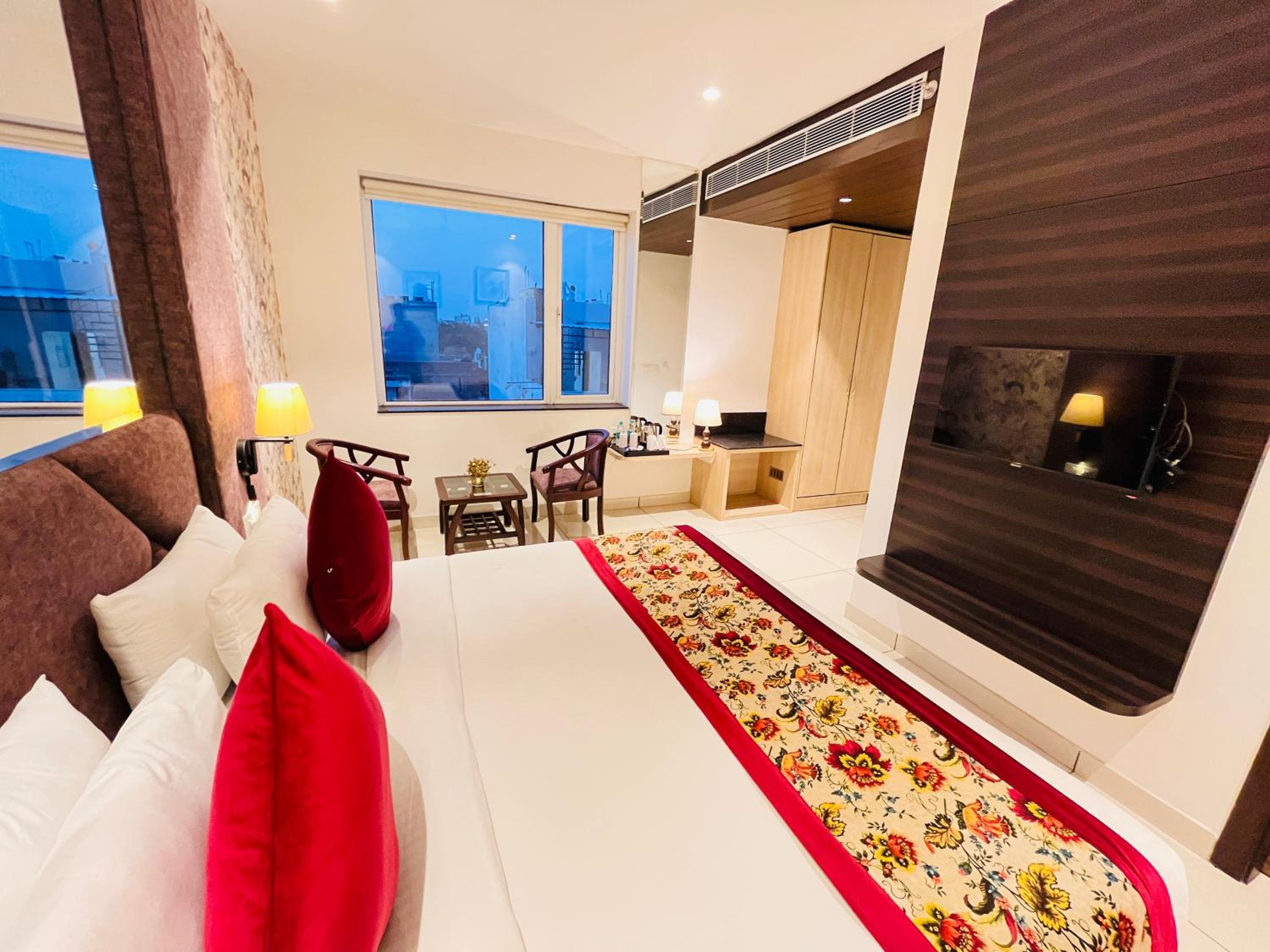 Executive Suite - Photo 19