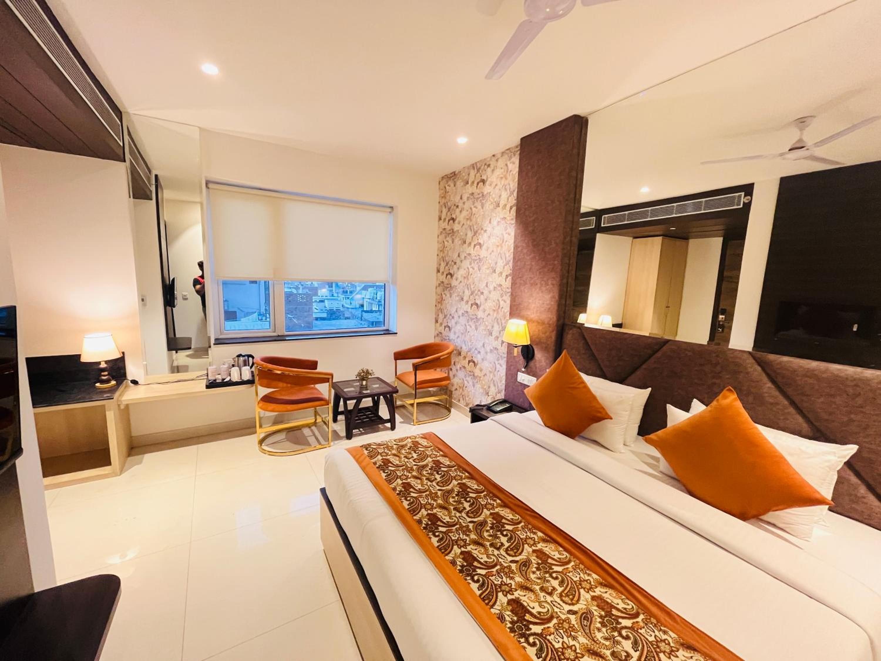 Executive Suite - Photo 18
