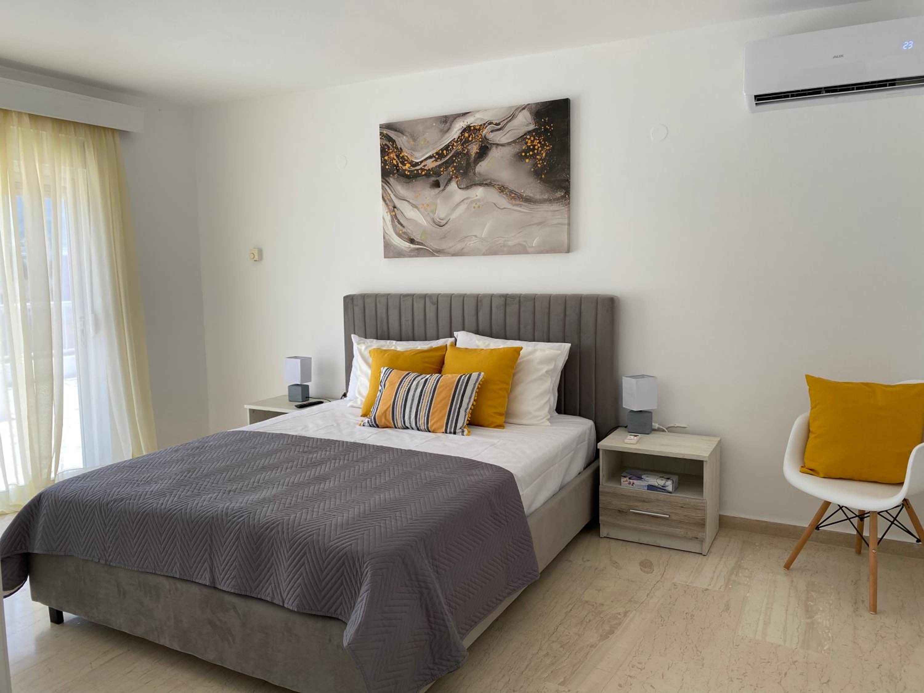 One-Bedroom Apartment photo 1